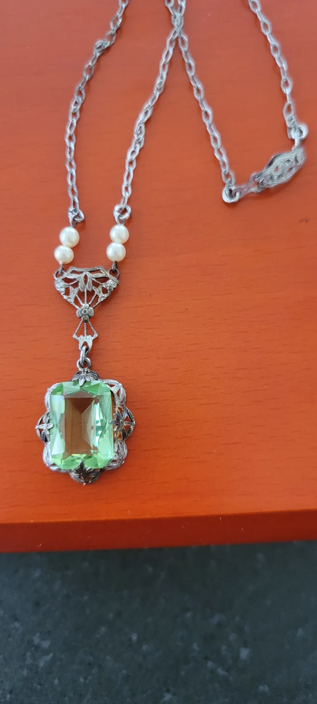 Antique Pendant Necklace with Green Stone and Pearls - photo 2
