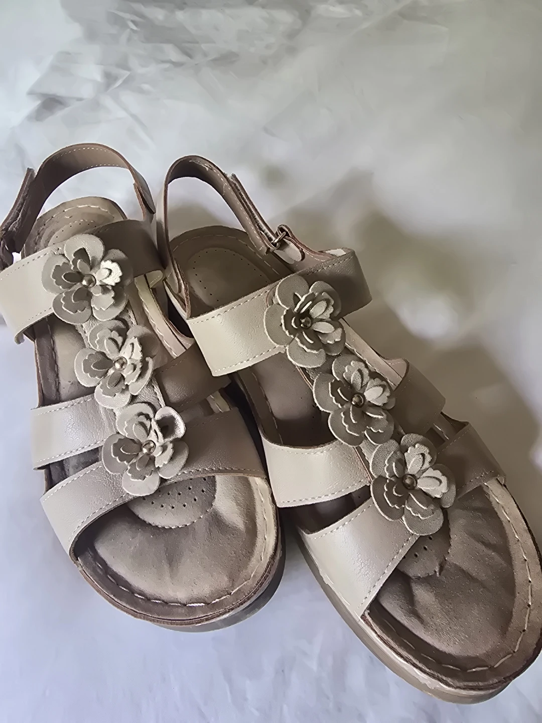 NEW! Women's Beige Floral Wedge Sandals - photo 4