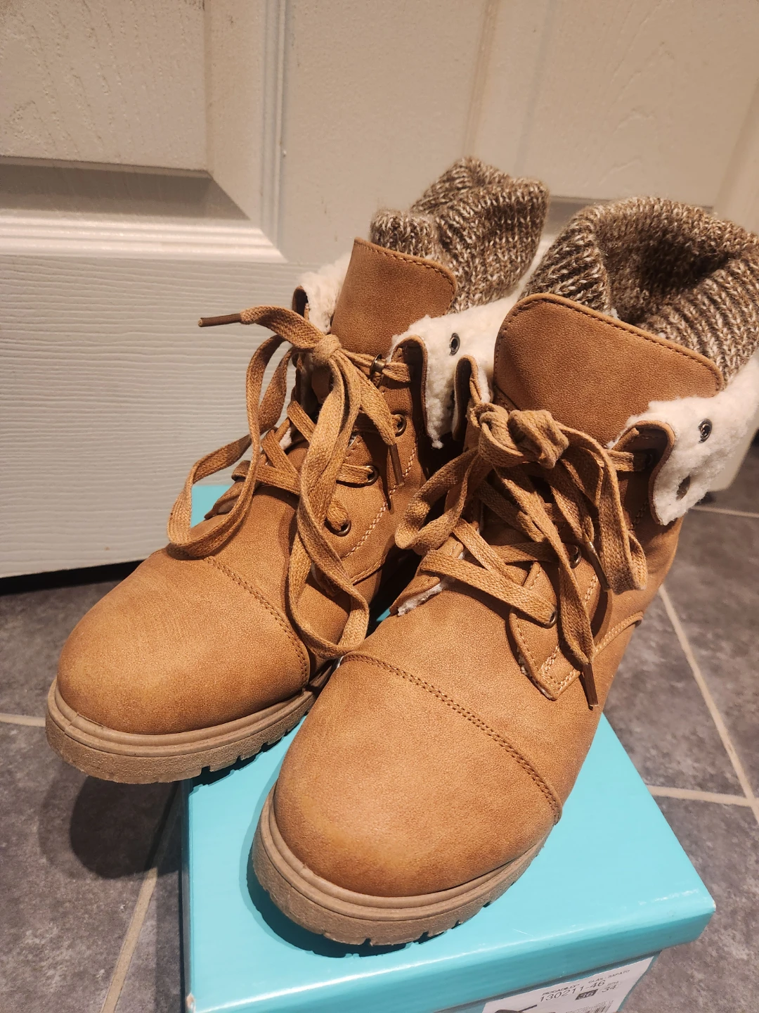 Brown Lace-up Winter Boots Size 8