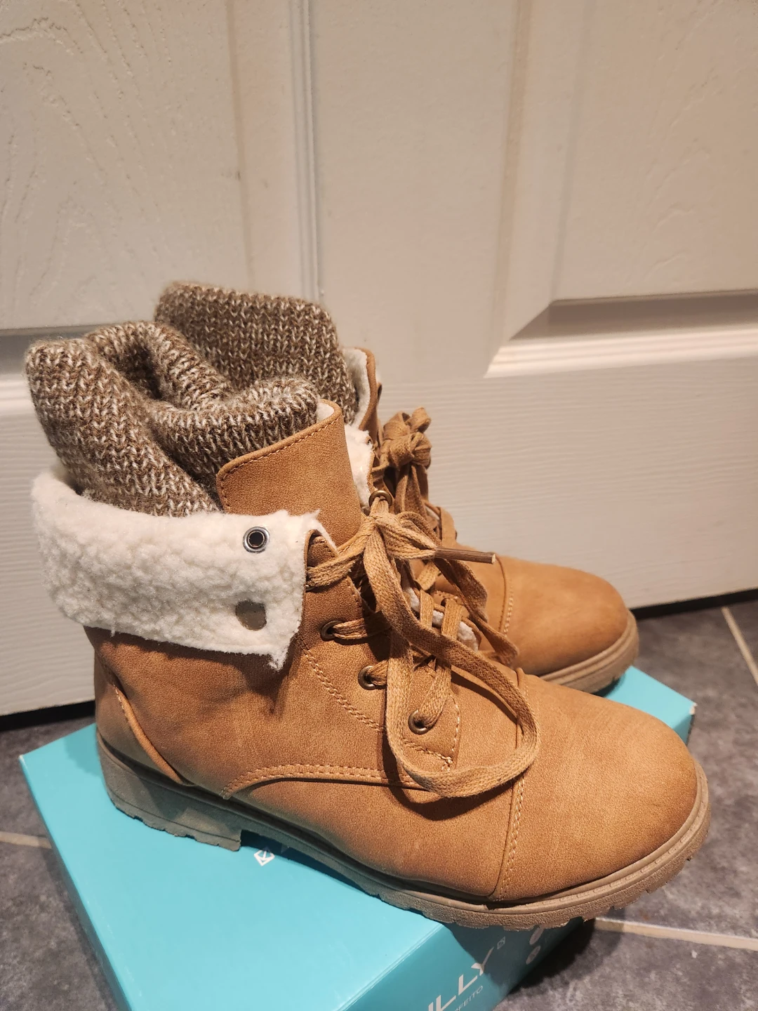 Brown Lace-up Winter Boots Size 8 - photo 4