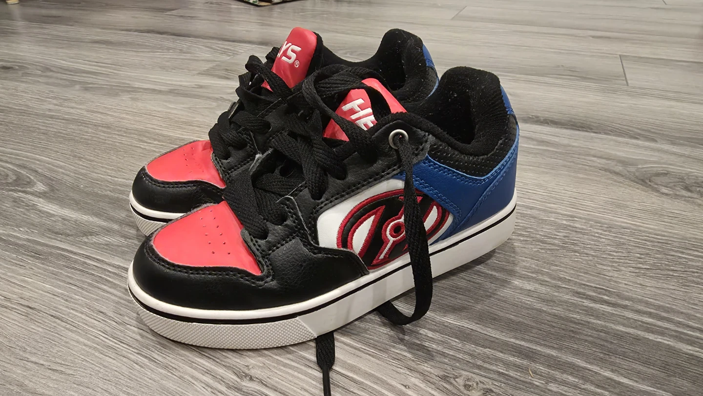 Heelys Voyager Youth 4 / Women's 5 Wheeled Shoes
