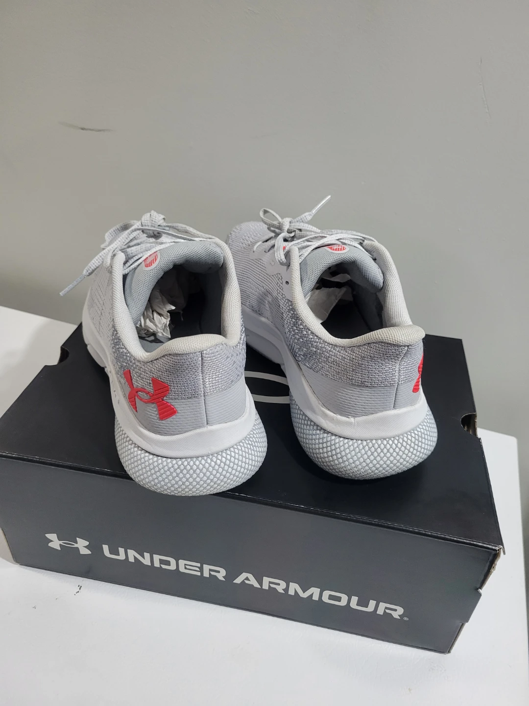 WOMEN'S UNDERARMOUR SHOES 8.5 - photo 4