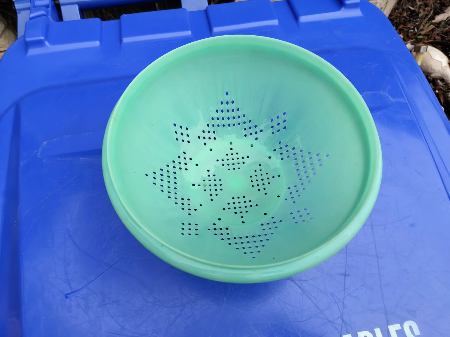 Tupperware  Pasta Strainer 9 inch across