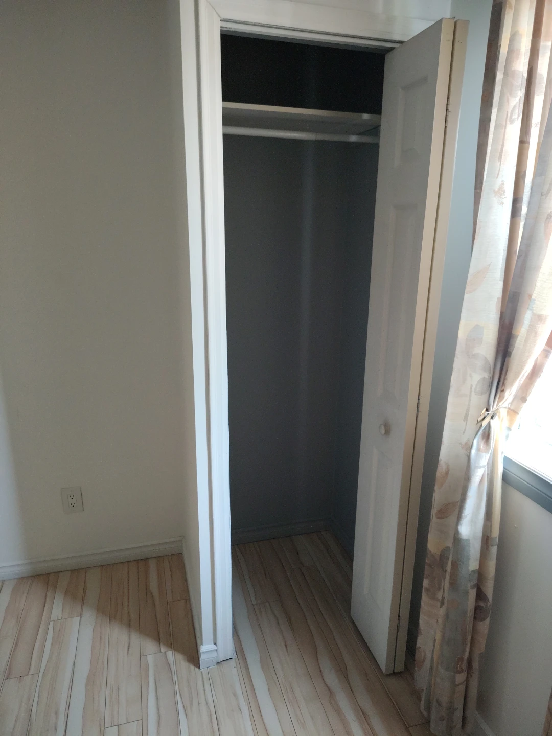 Empty Room for rent - photo 4
