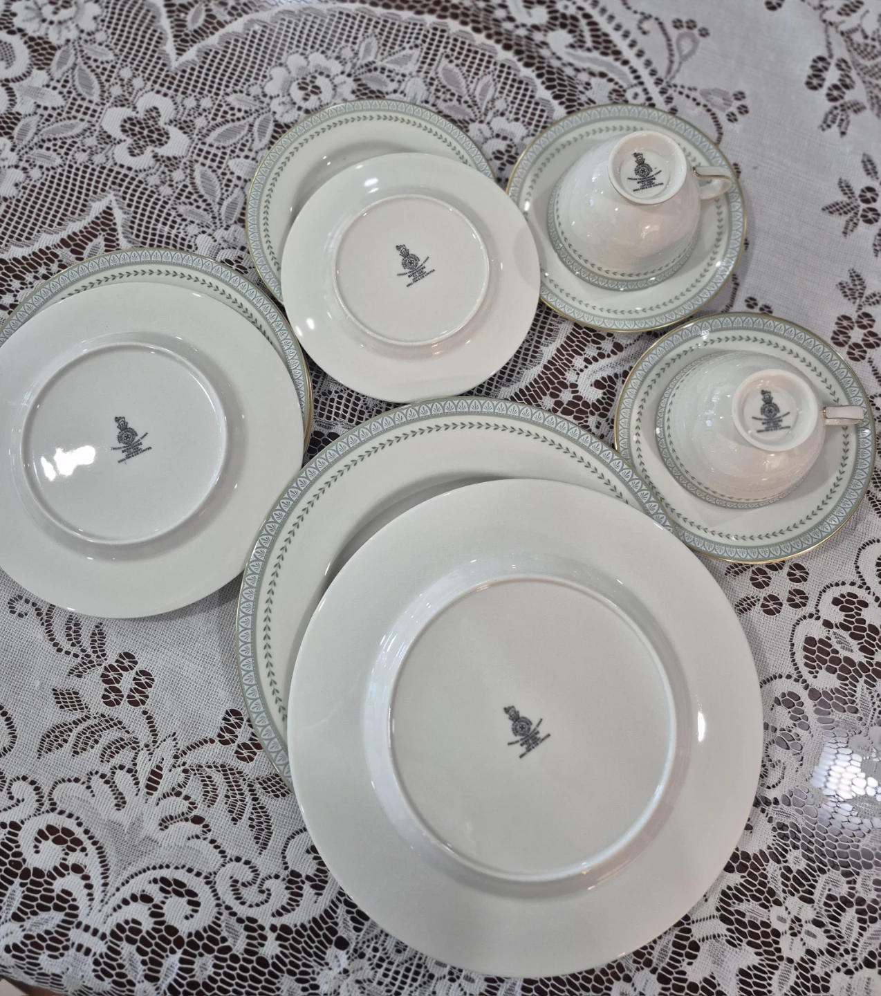 9 plates, 2 teacups Royal Doulton Berkshire Fine China Set - photo 3