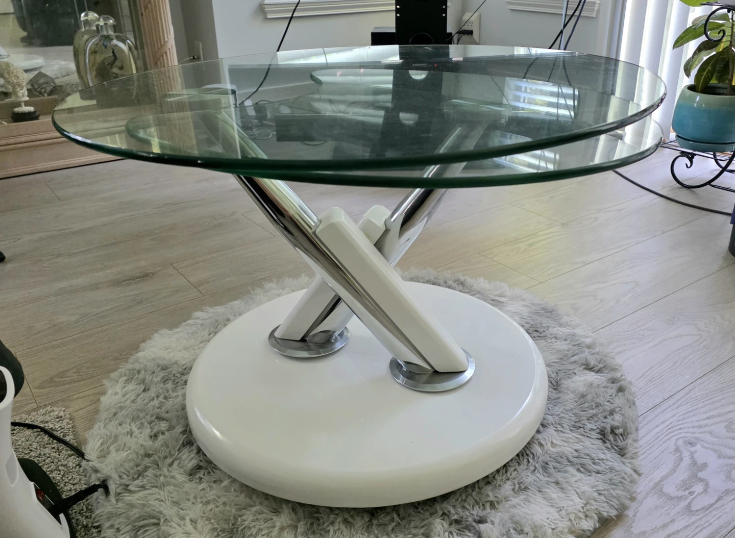 Modern swivel Glass and White Coffee Table