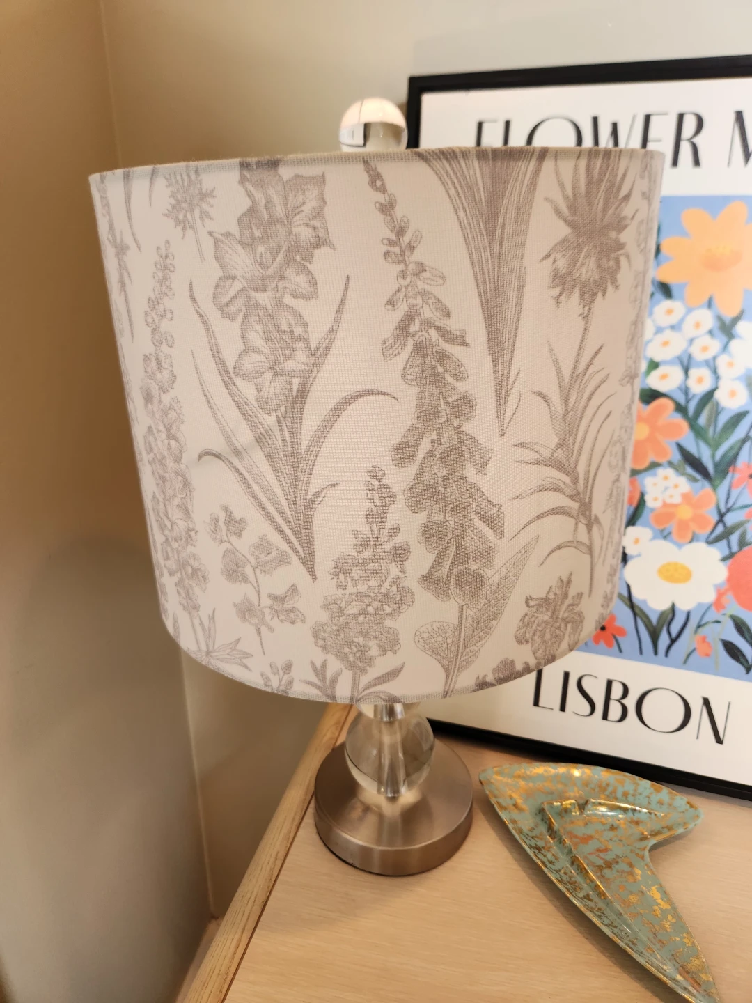 MODERN BOUTIQUE STYLE TRI-LITE LAMP WITH GRAY FLORAL  SHADE. - photo 2