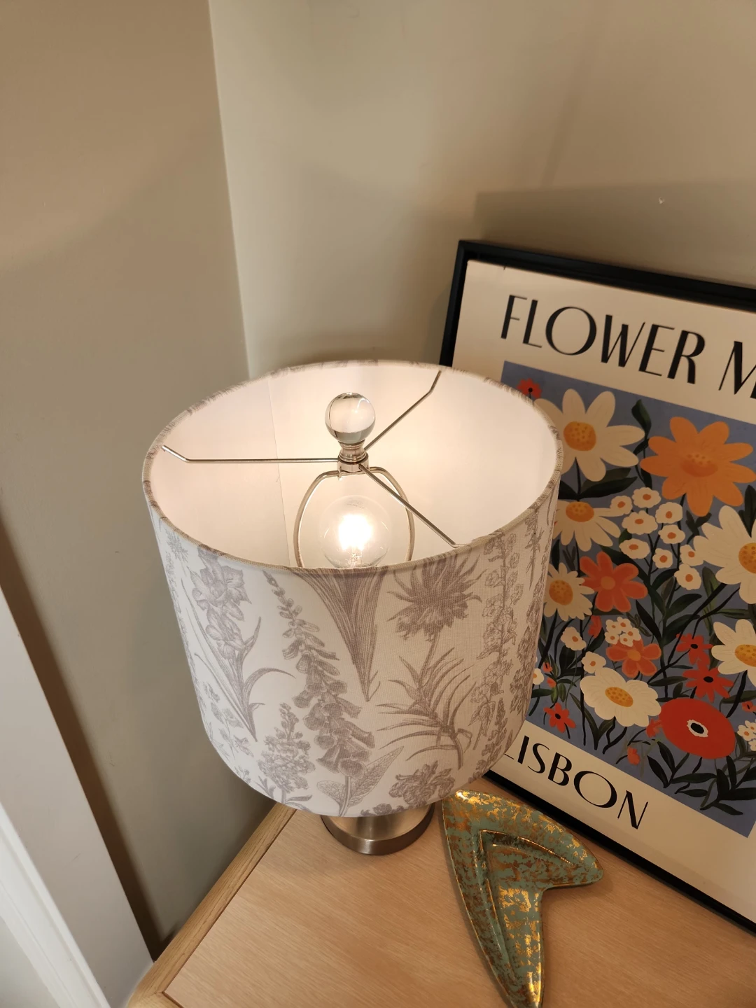 MODERN BOUTIQUE STYLE TRI-LITE LAMP WITH GRAY FLORAL  SHADE. - photo 3