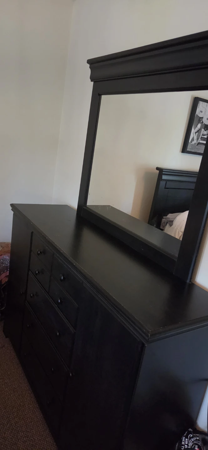 Free Queen Size Bedroom Set - photo 2