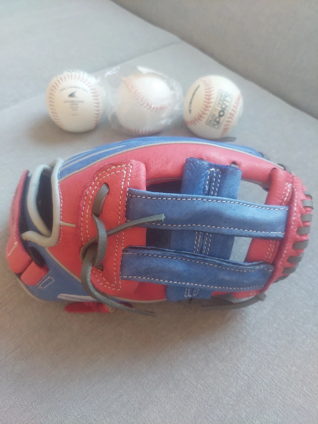 11" Easton Baseball Glove plus 3 balls. - photo 3
