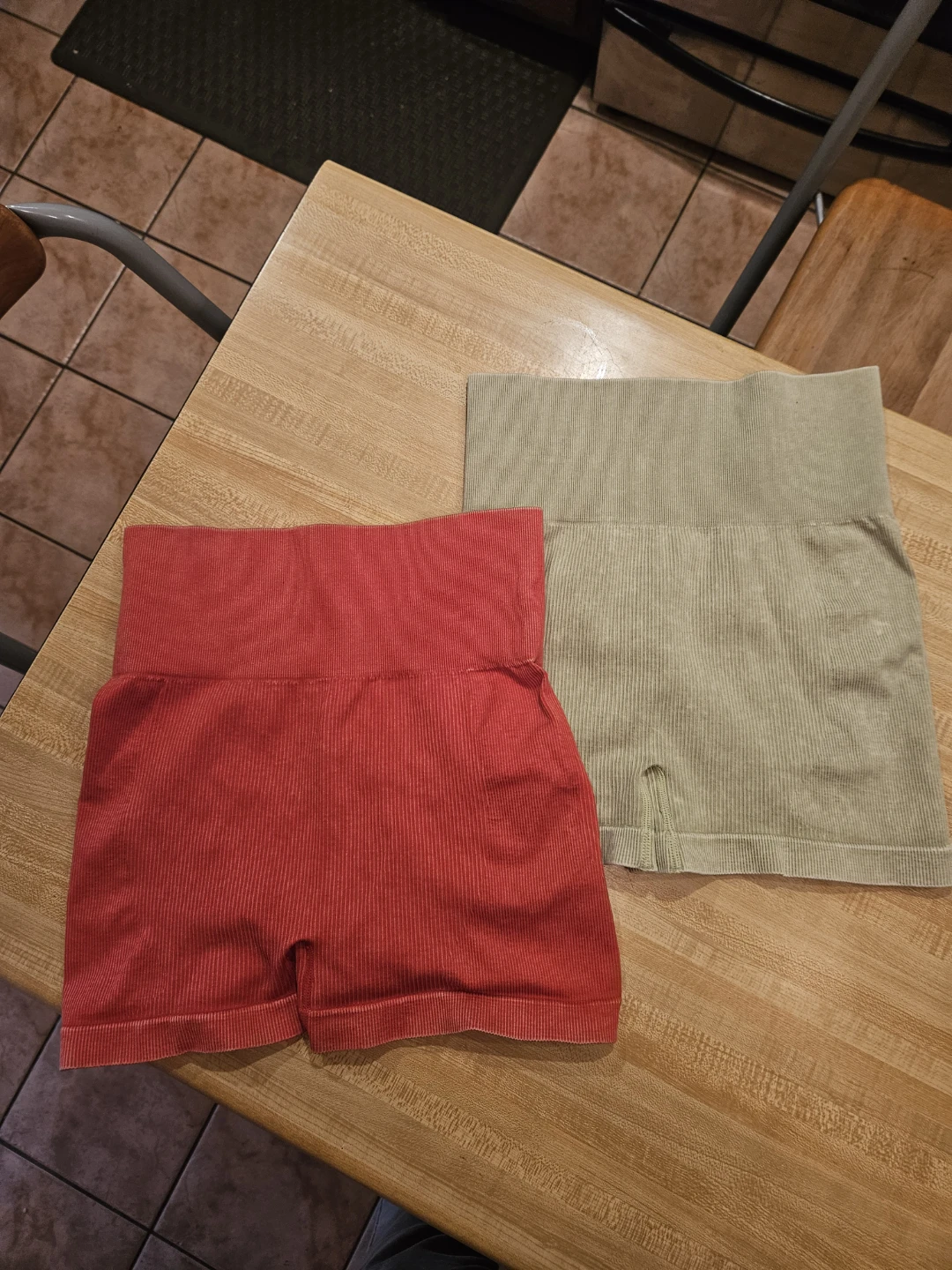 2 Daisy Women's Seamless Ribbed Shorts