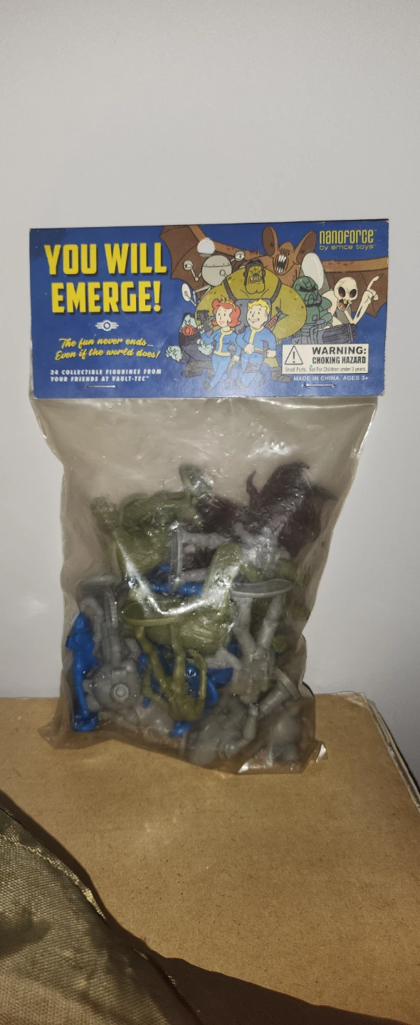 Fallout 76 Xbox One Power Armor Edition Helmet, Bag and Figures - photo 3