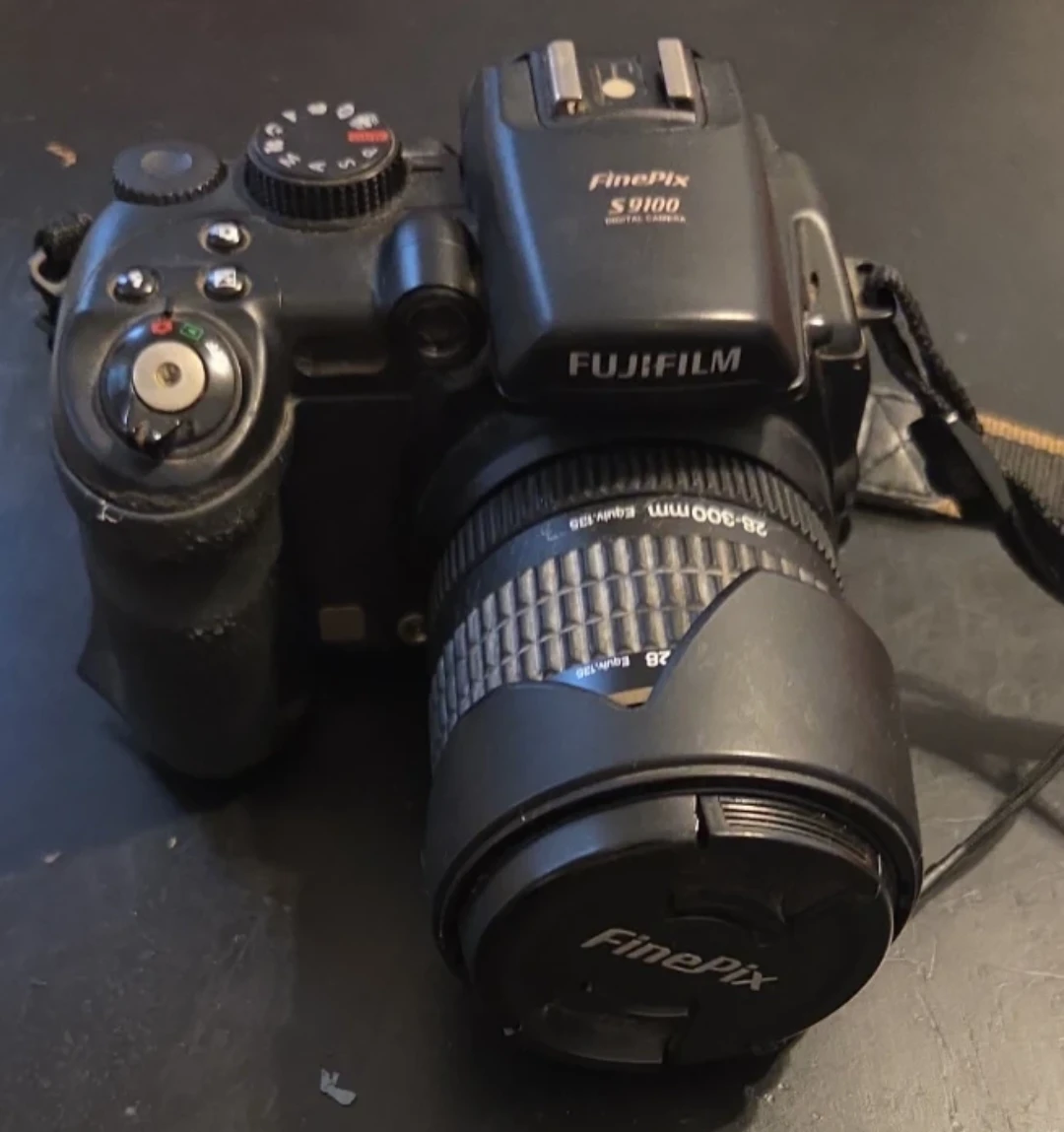 Fujifilm FinePix S9100 Digital Camera - photo 2