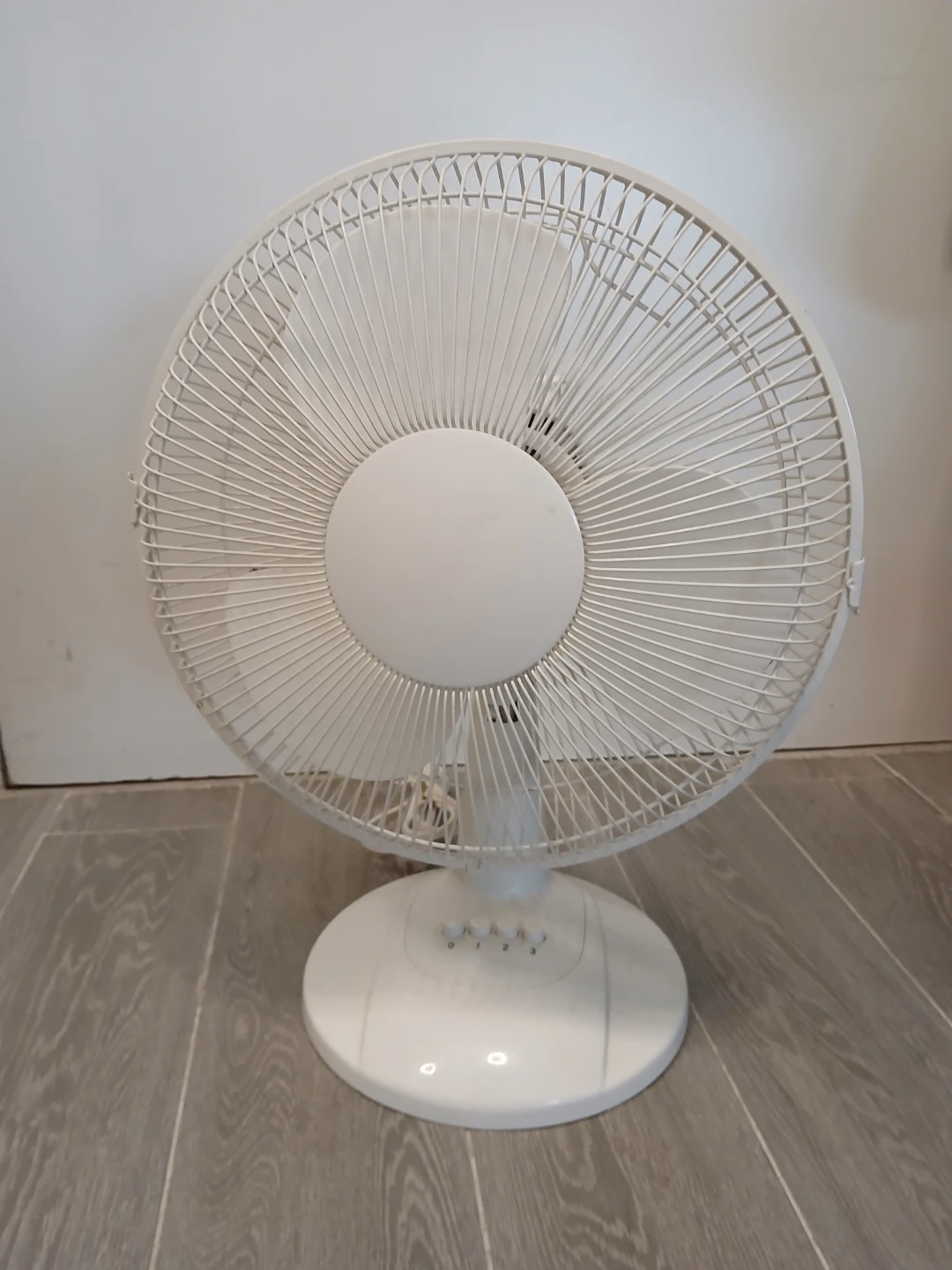 Oscillating 3 speed  Desk/Table Fan.