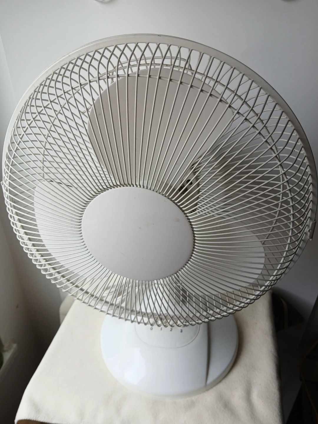 Oscillating 3 speed  Desk/Table Fan. - photo 3