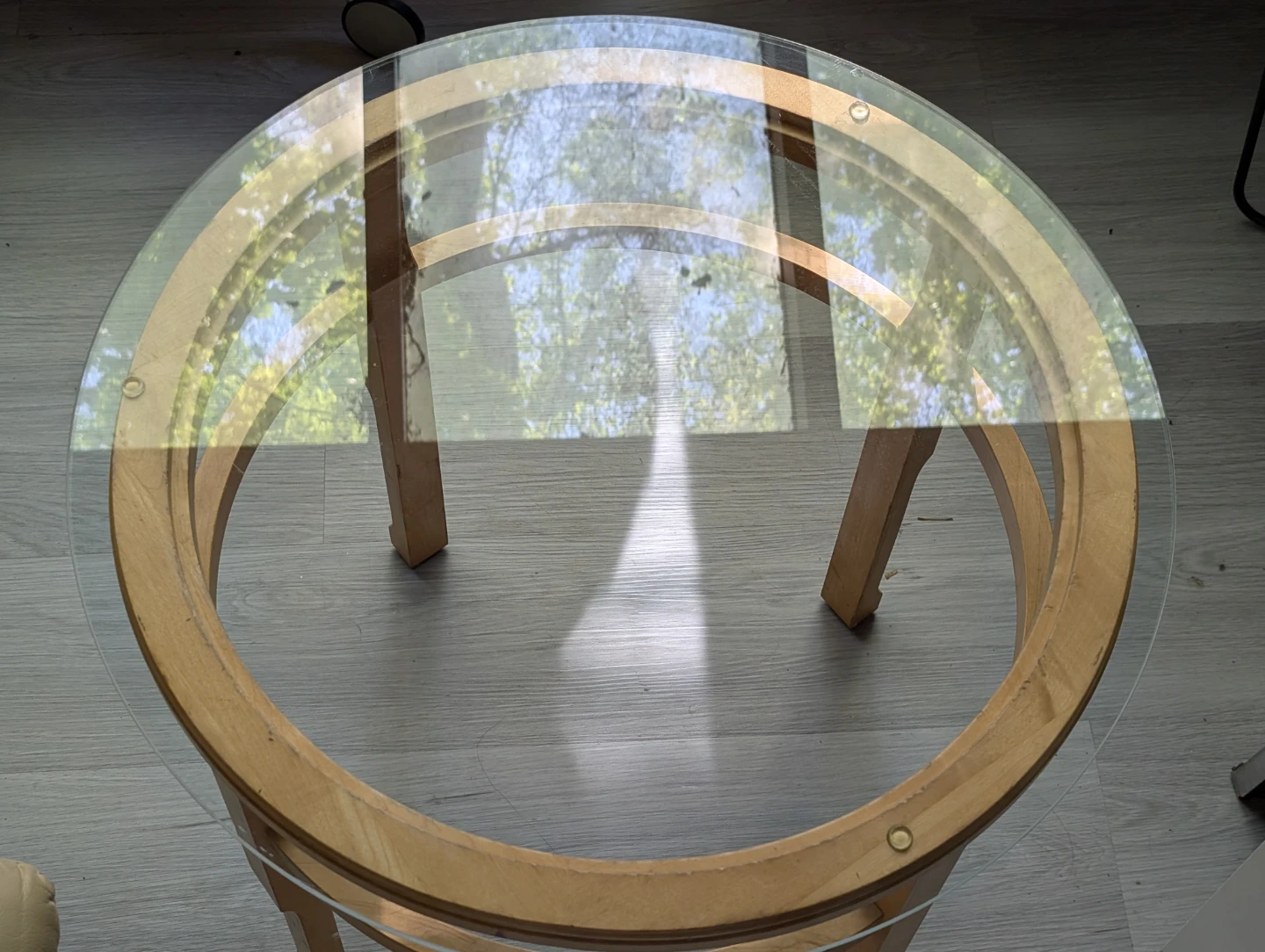 Pair of glass-top wooden base tables - photo 2