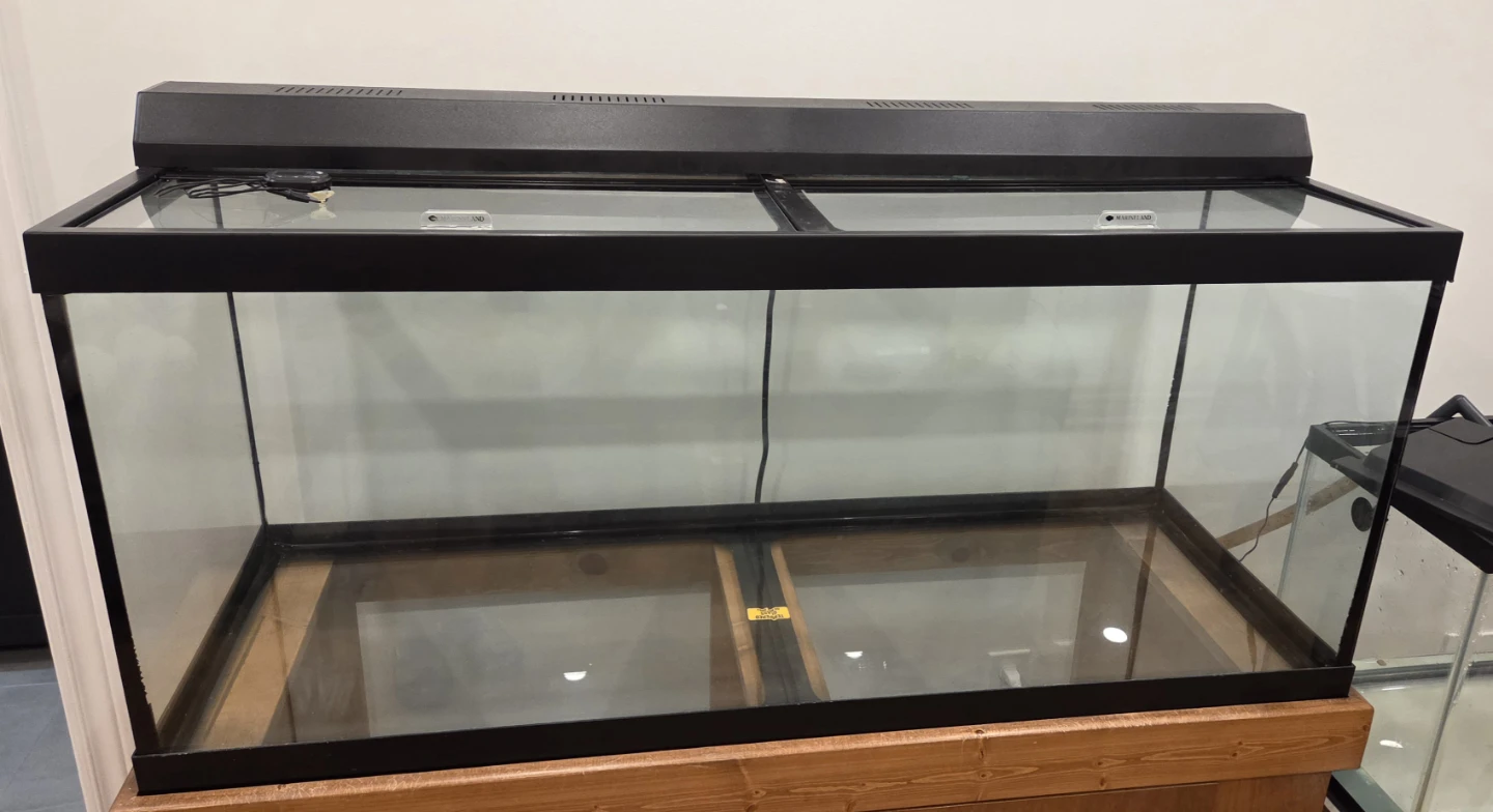 Large Aquarium Tank (75 gallon) - photo 3