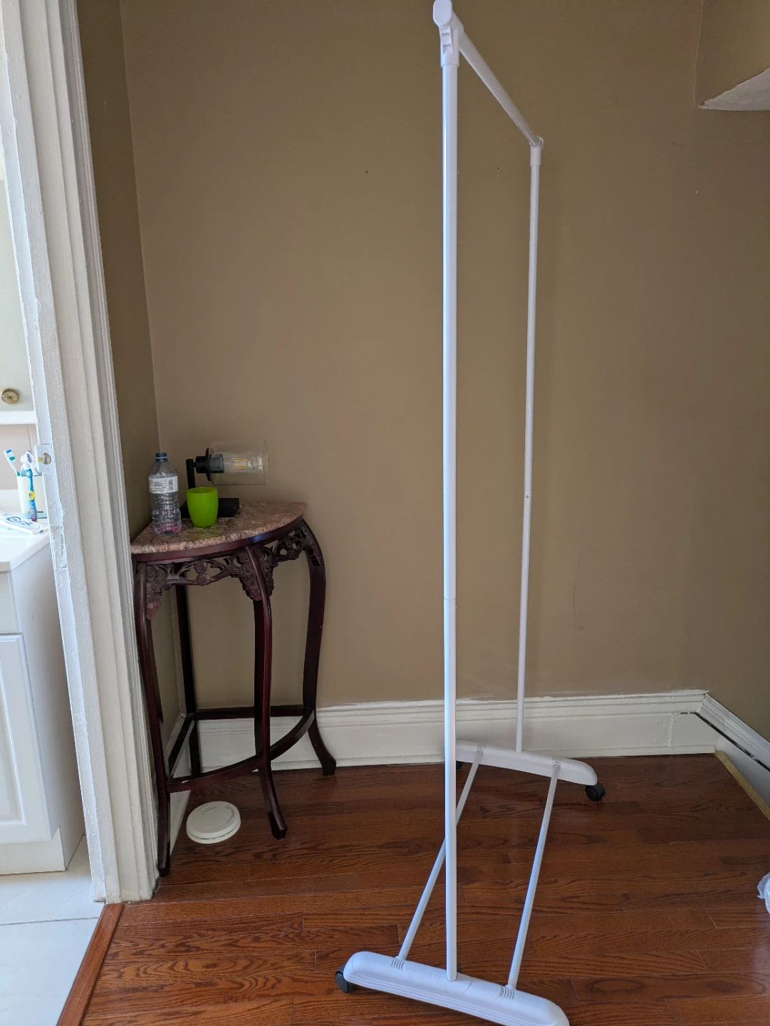 White garment rack with wheels - photo 2