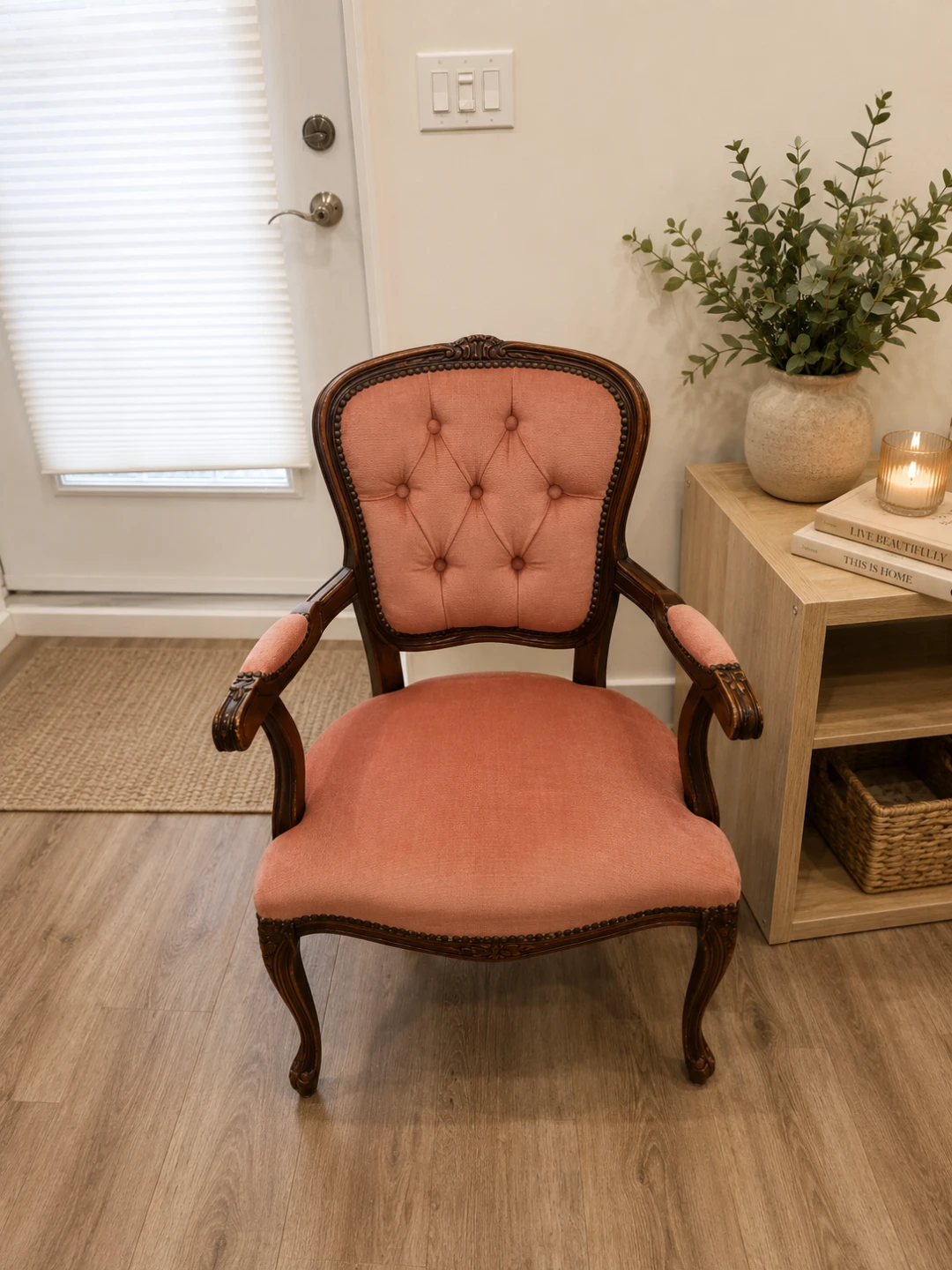 Vintage Tufted Accent Chair – Solid Wood Frame