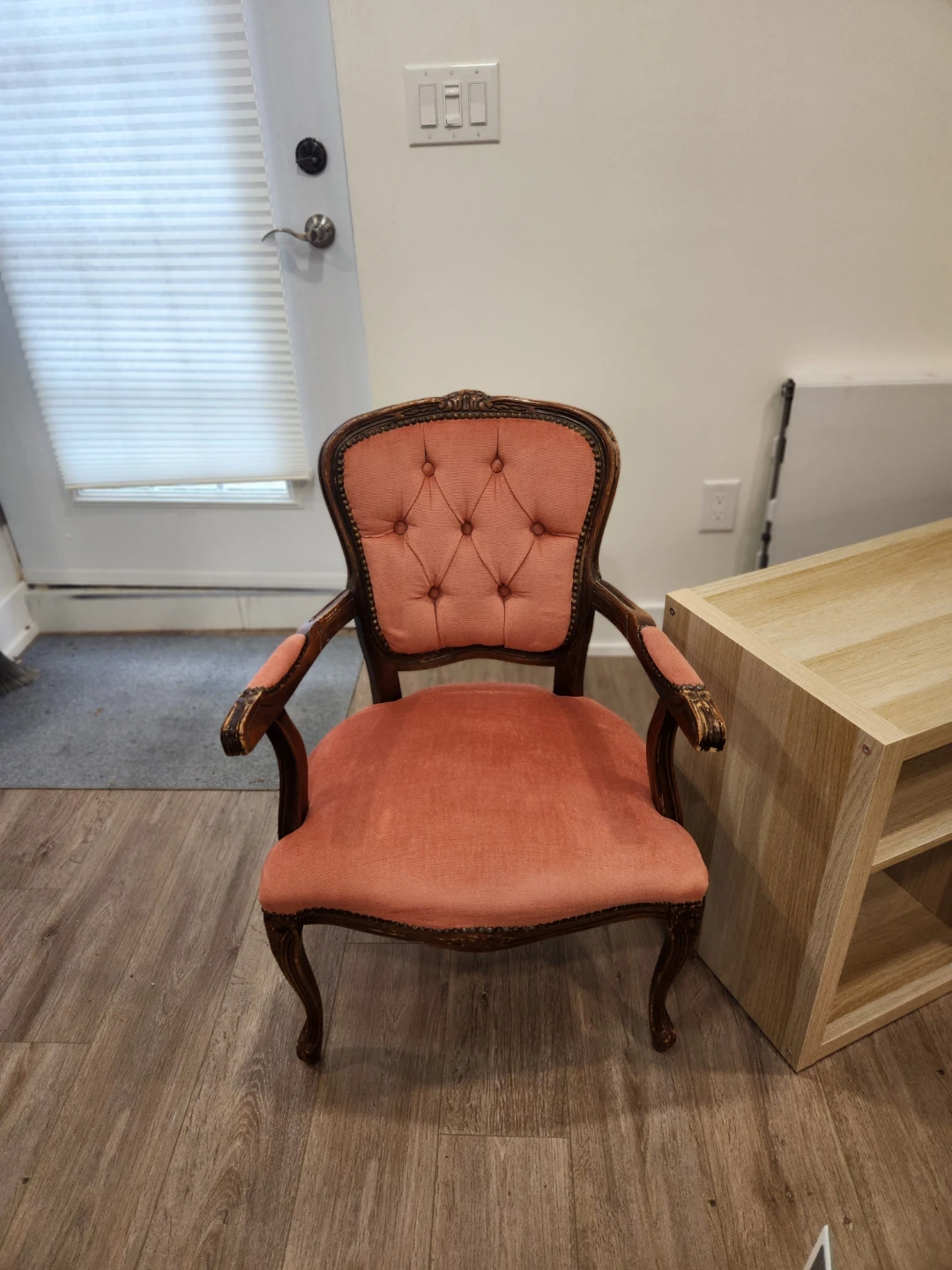 Vintage Tufted Accent Chair – Solid Wood Frame - photo 2