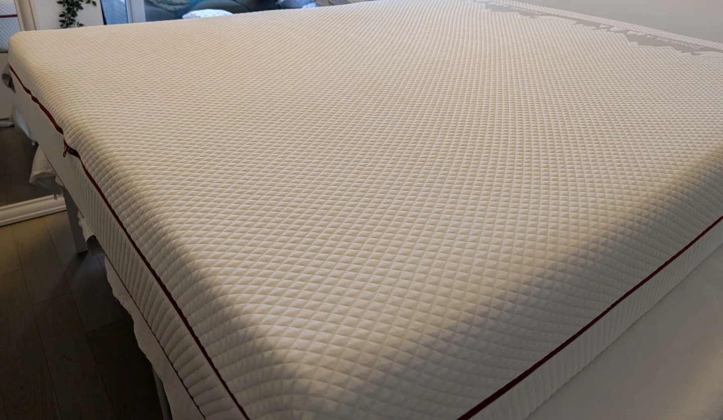 Queen Bed: Douglas Mattress, Cover, Sheets, Frame, Storage - photo 2