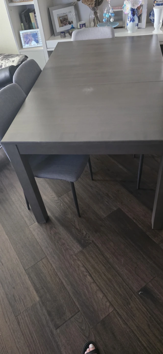 Extendable dining table