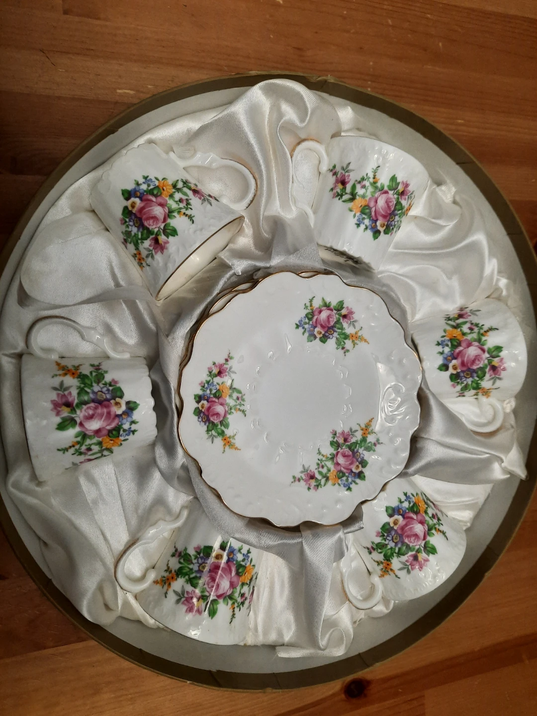 Lefard England Collection Tea Cup and Saucer Set