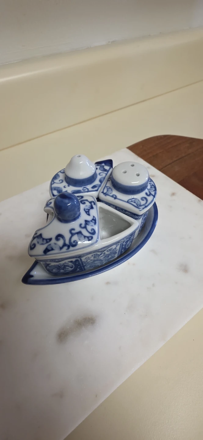 Blue and White Ceramic Leaf Shaped Condiment Set - photo 4