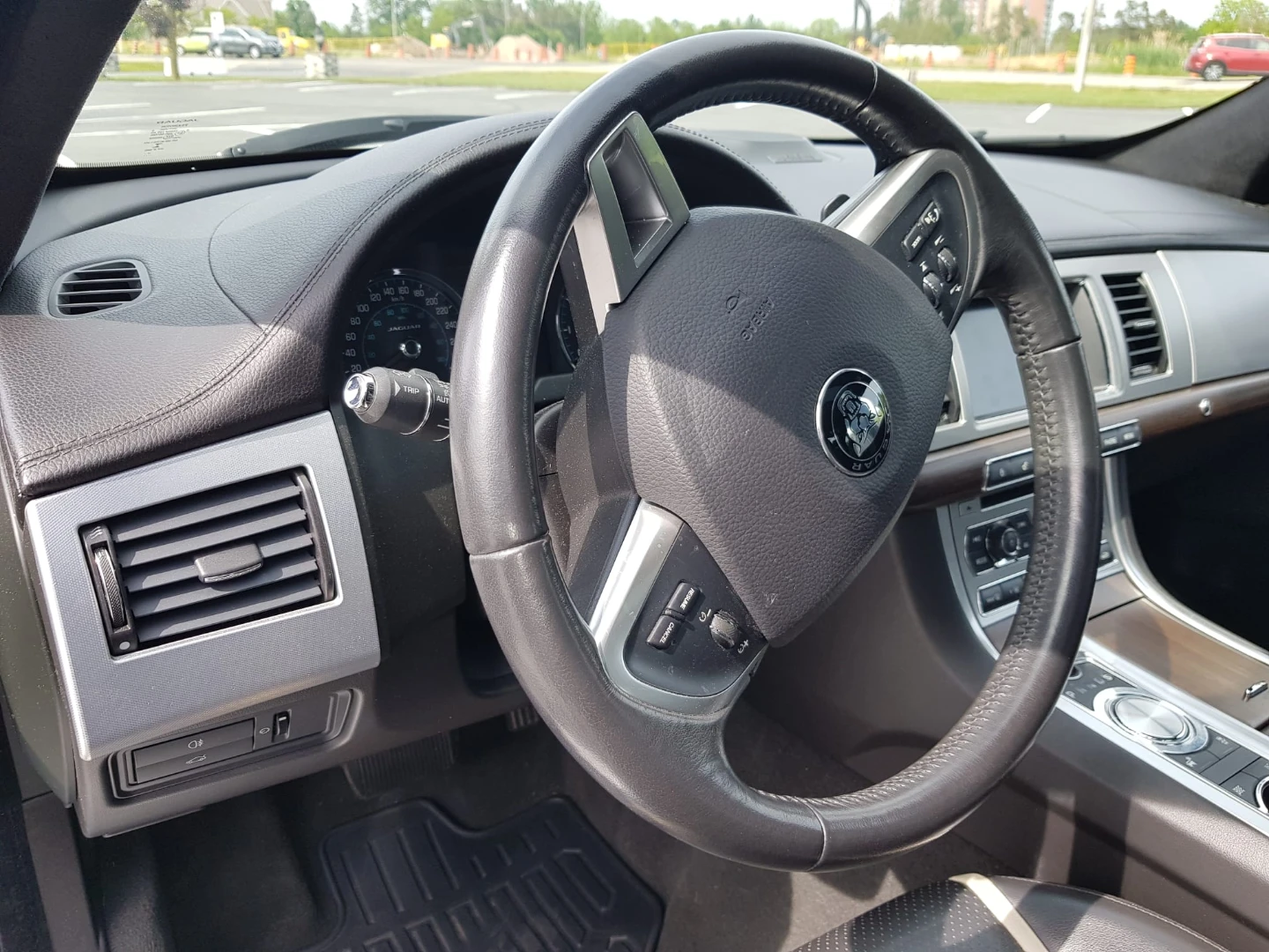 2015 Jaguar XF AWD – Low KM, Excellent Condition, Summer Driven - photo 2