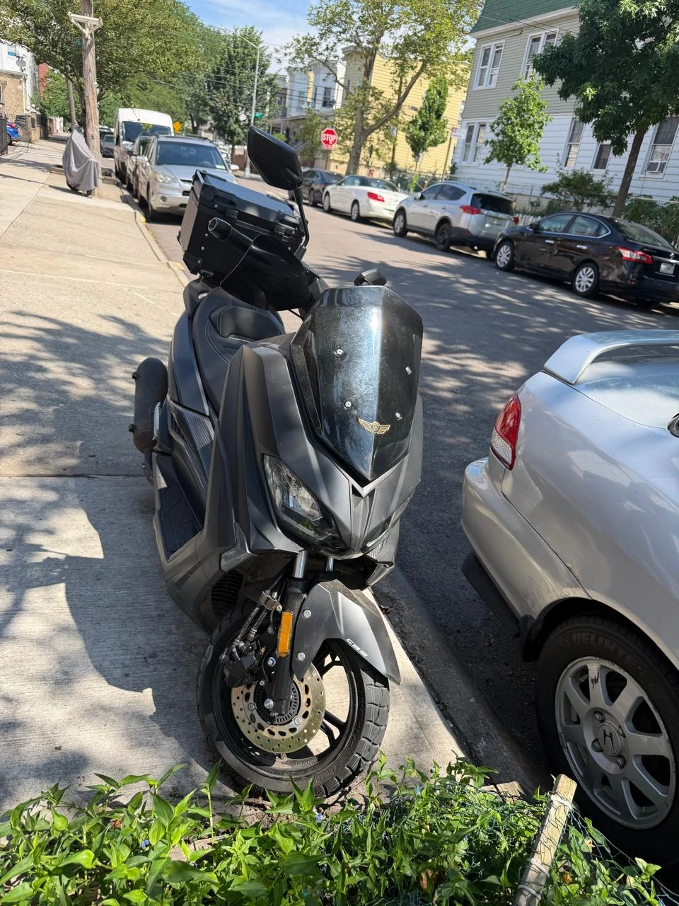 Black Q-Maxx 200 Scooter