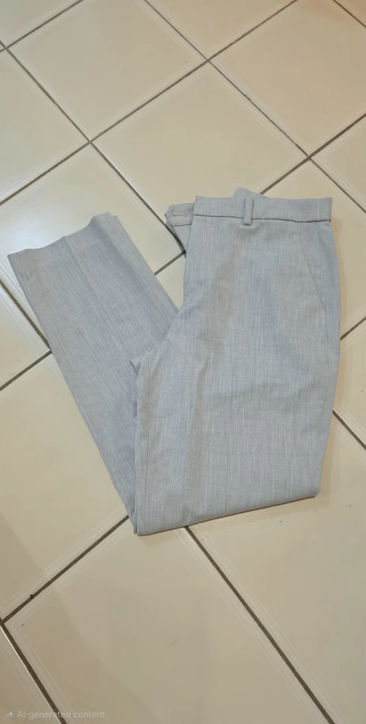 Uniqlo Women's Grey Smart Ankle Pants Size S
