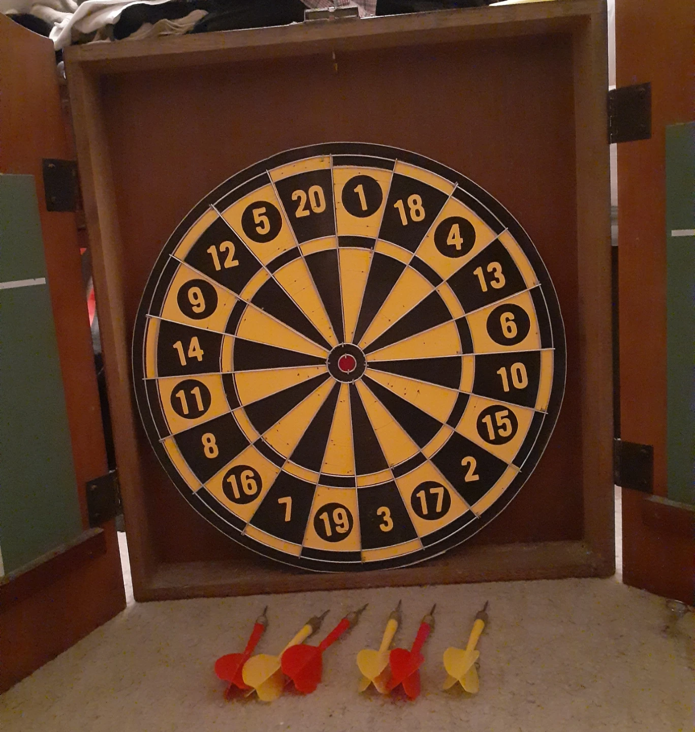 Kings Head Pub & Lodging Dartboard with Case - photo 2
