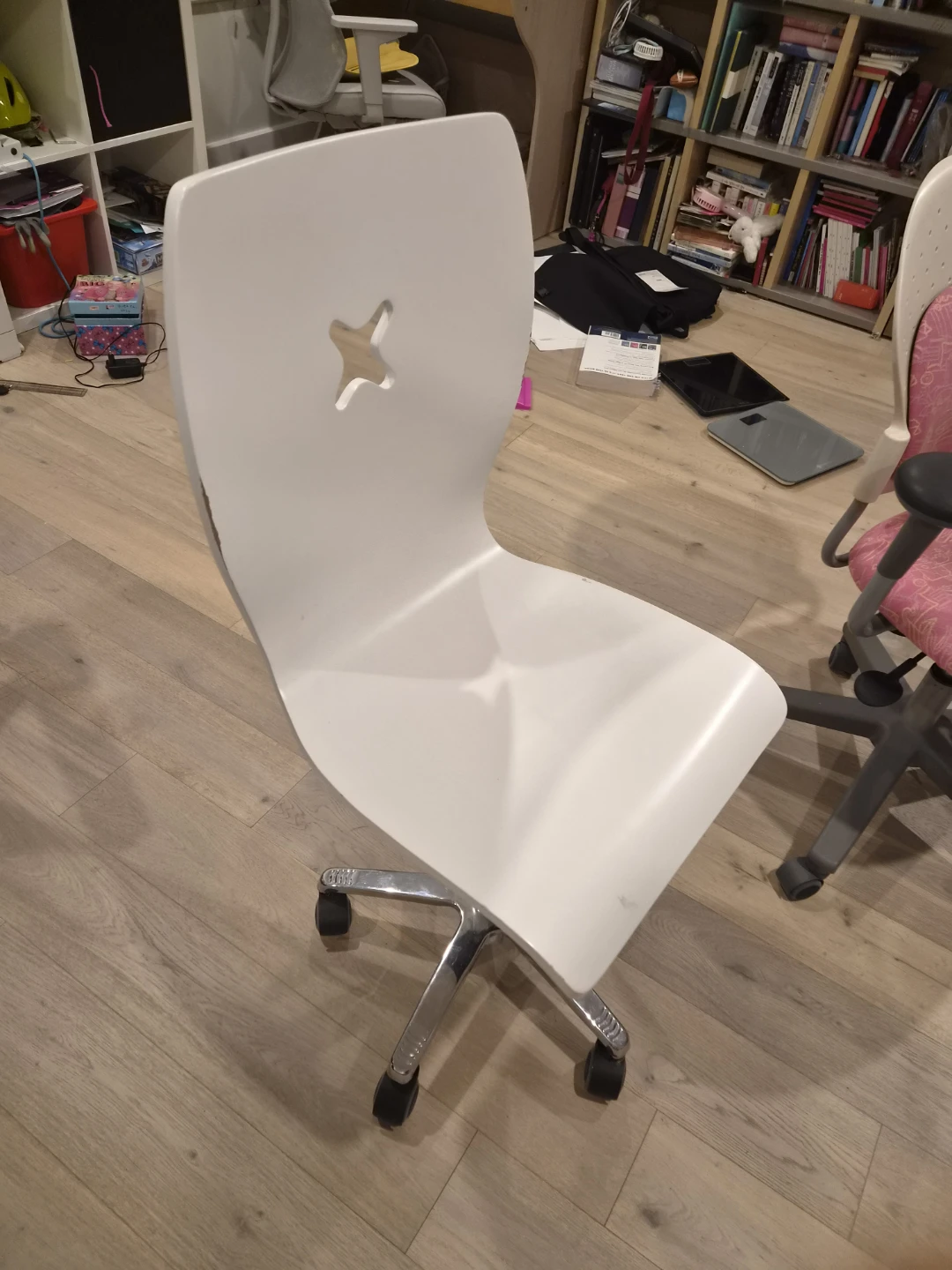 White Swivel Office Chair - photo 3