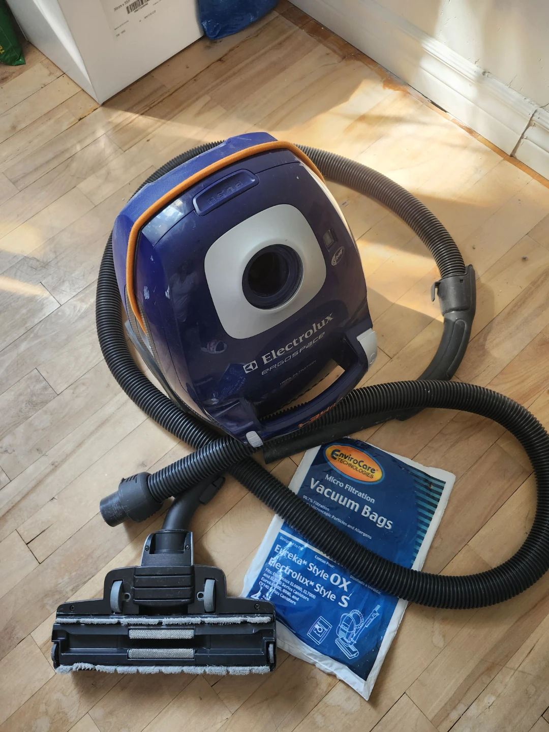 Electrolux ErgoSpace Style S Vacuum Cleaner with Vacuum Bags