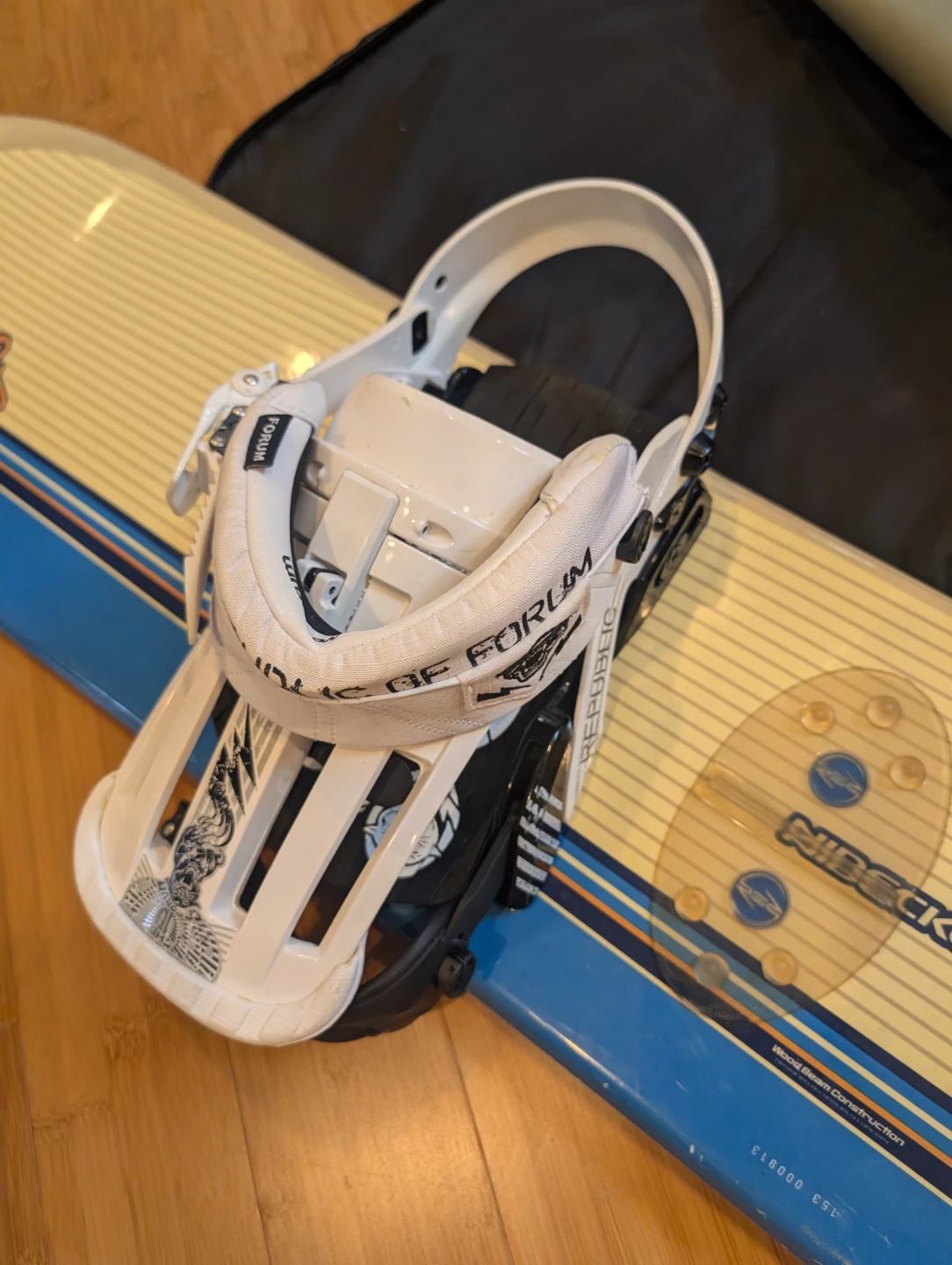 Forum Snowboard with Bindings and Bag - photo 2