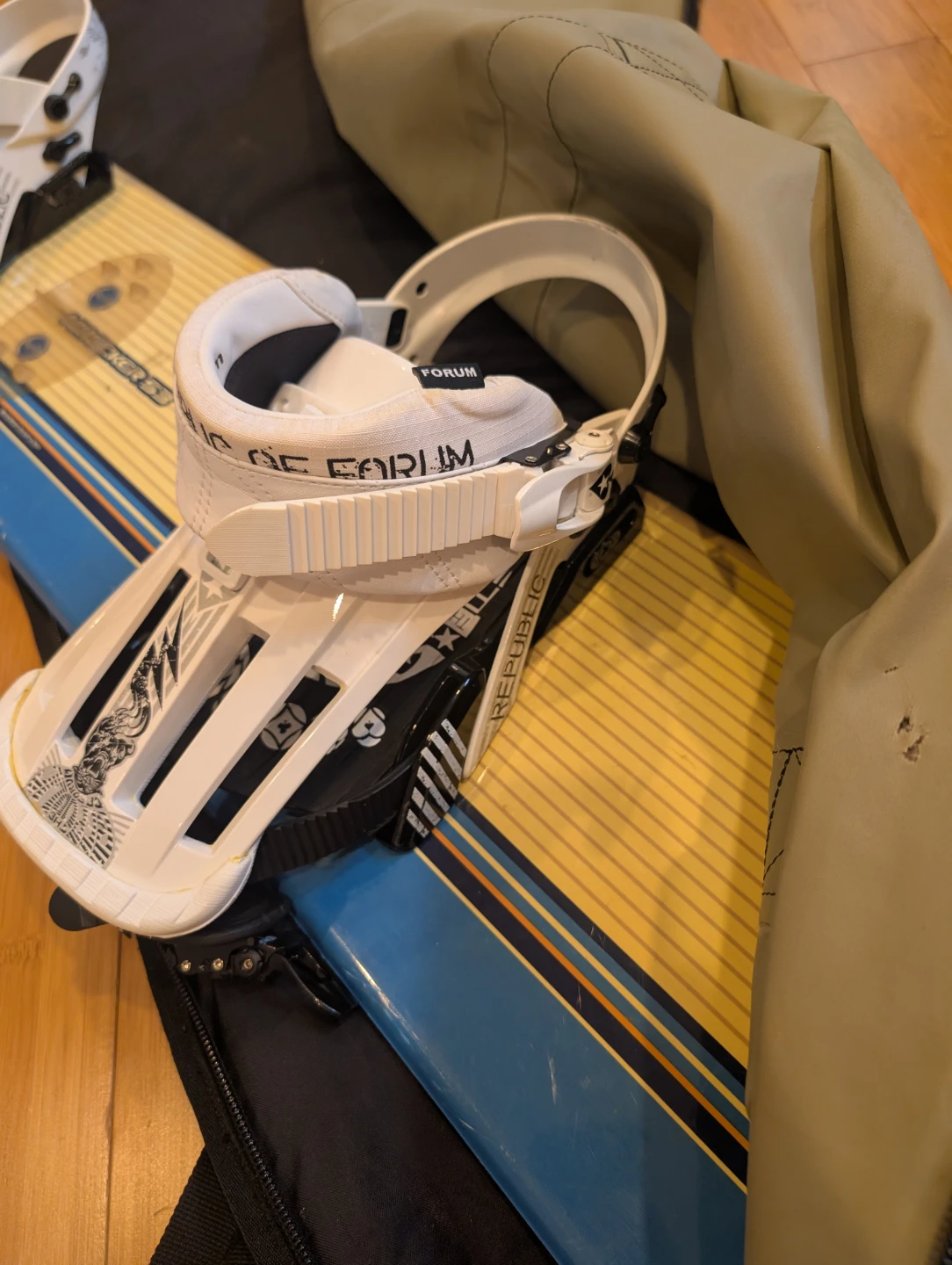Forum Snowboard with Bindings and Bag - photo 3