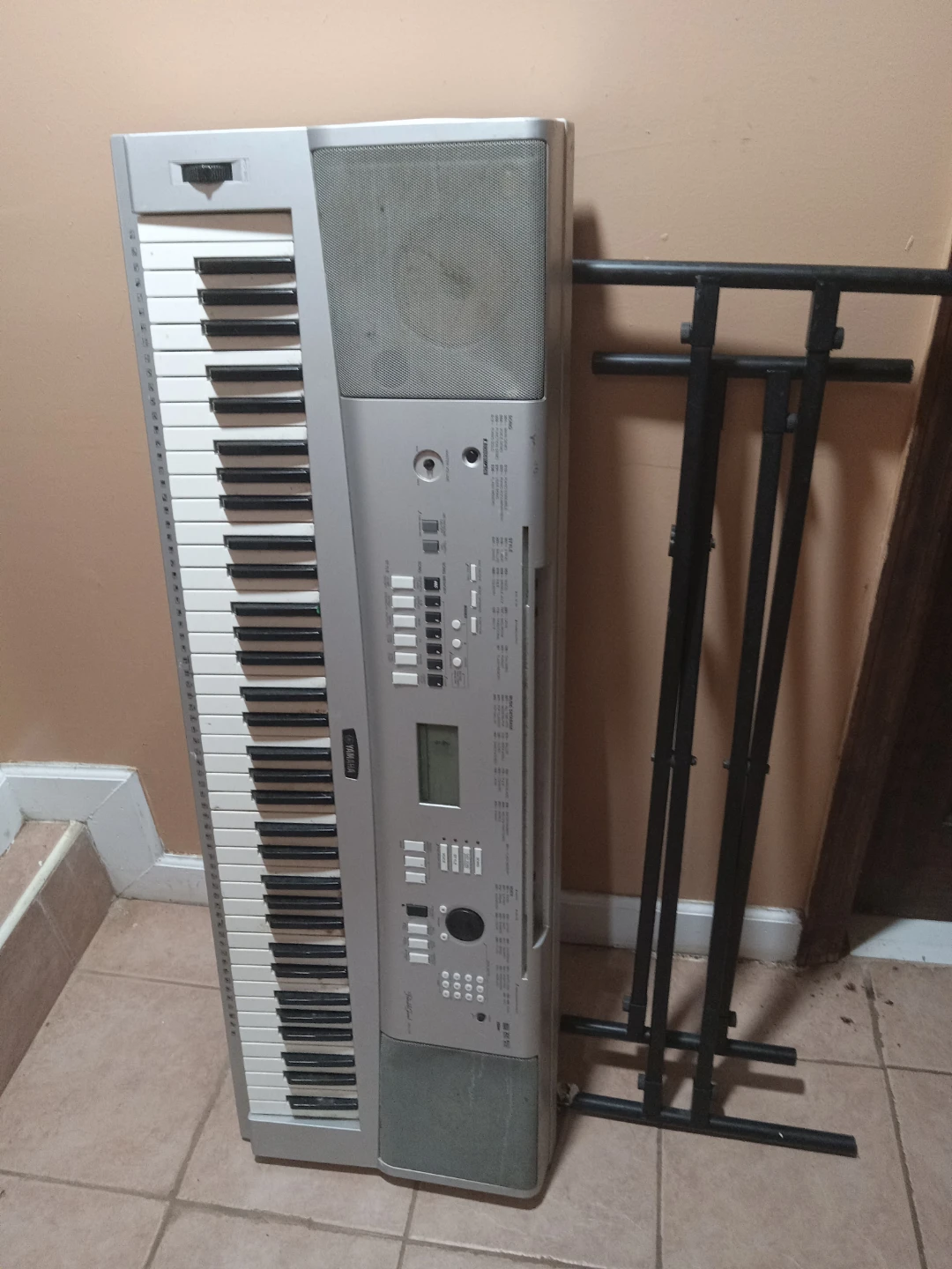Yamaha Keyboard with Stand - photo 2