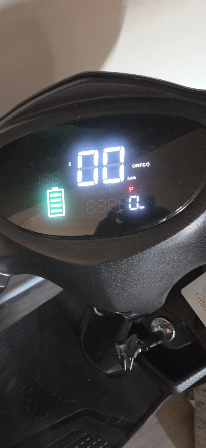 GIO phoenix PRO Electric Scooter never driven - photo 2