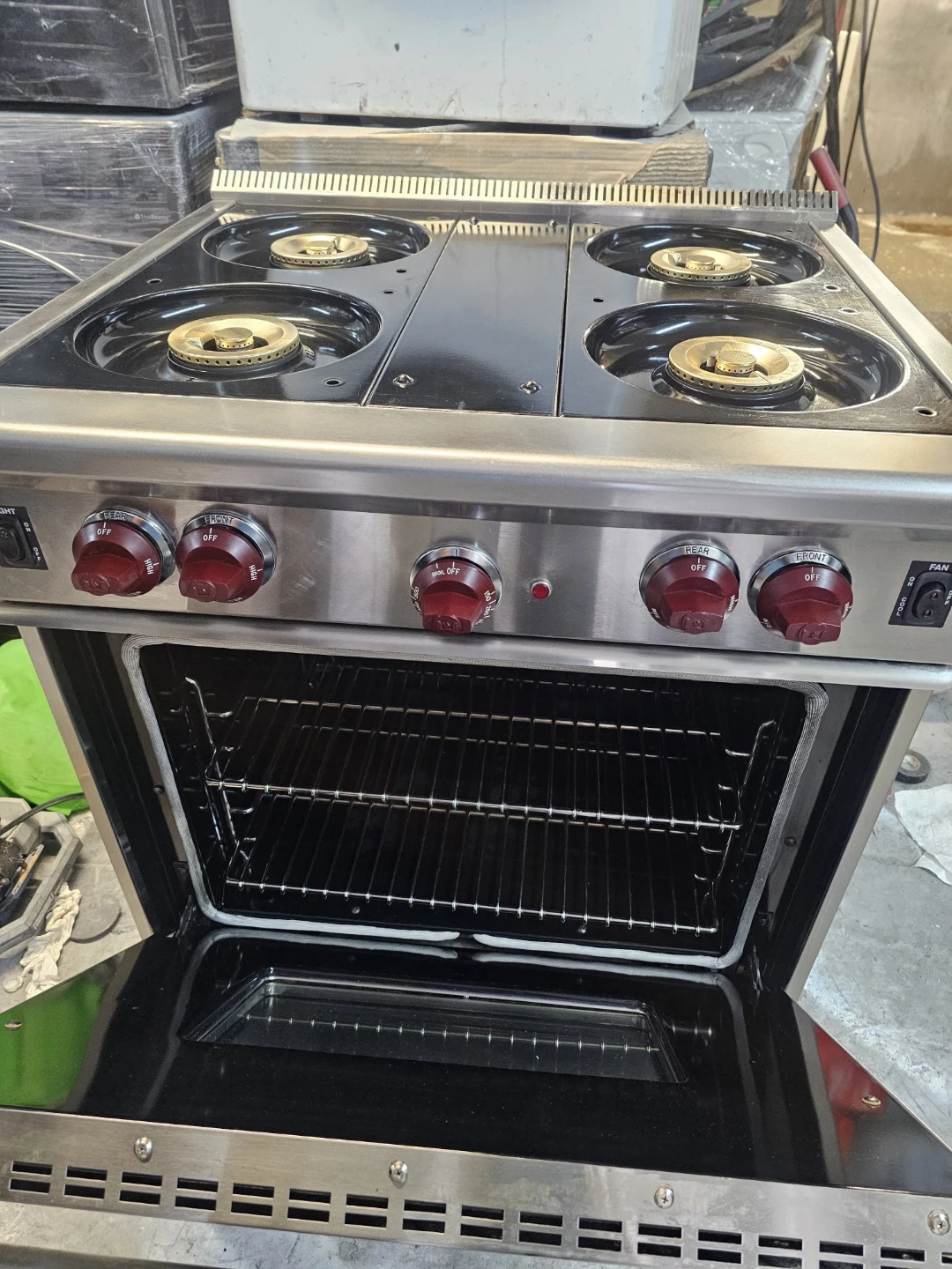 Wolf 30in wide 4-Burner Gas Range Oven - photo 2