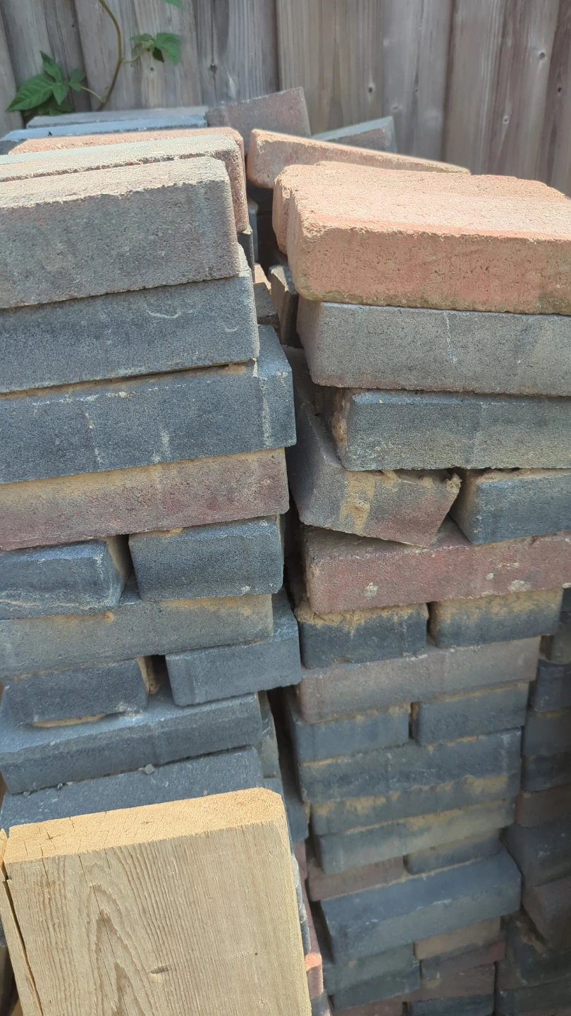 Oldcastle bricks nearly 1000 pieces - photo 2