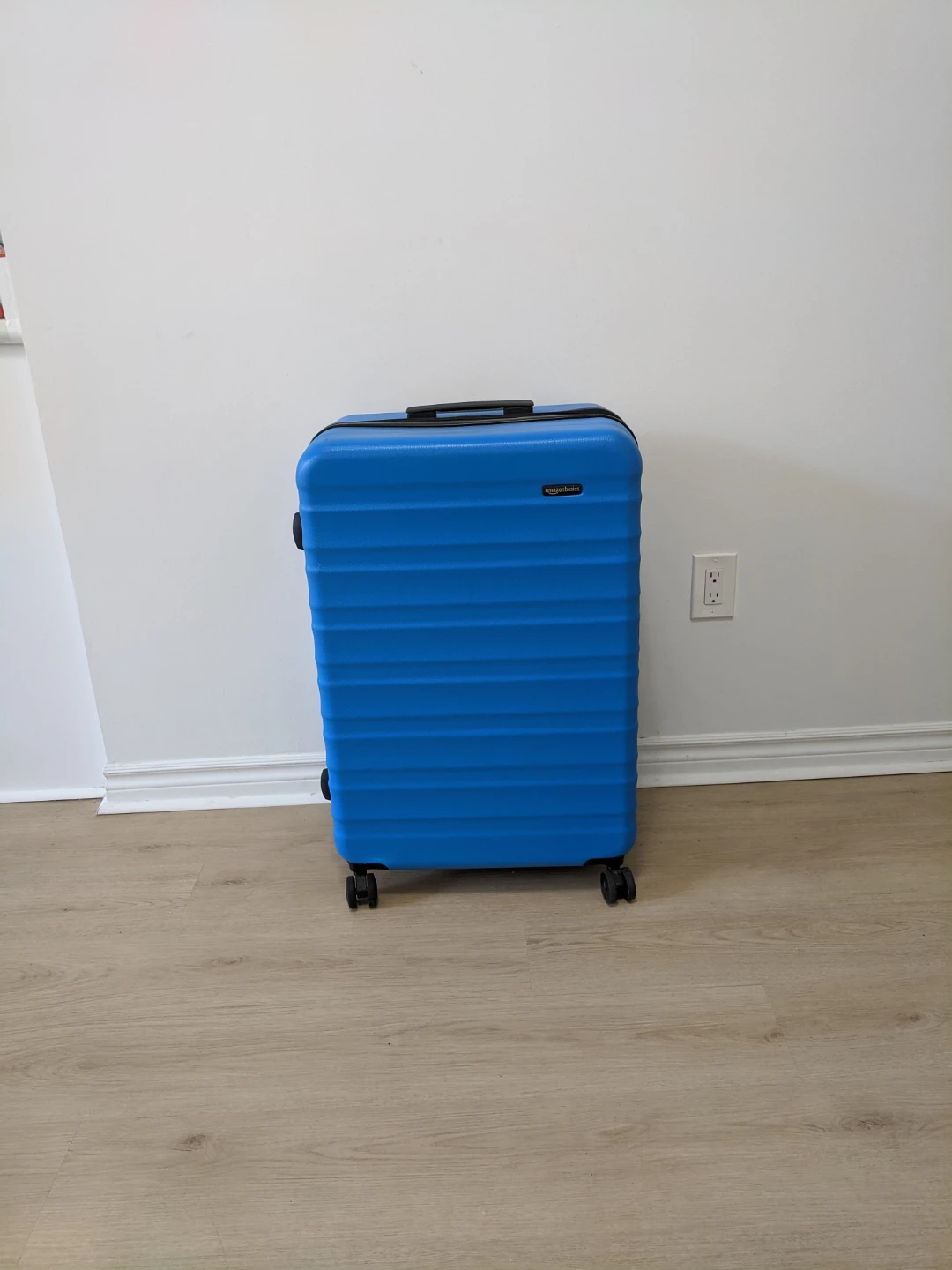 Amazon Basics Hardside Spinner Suitcase - Blue