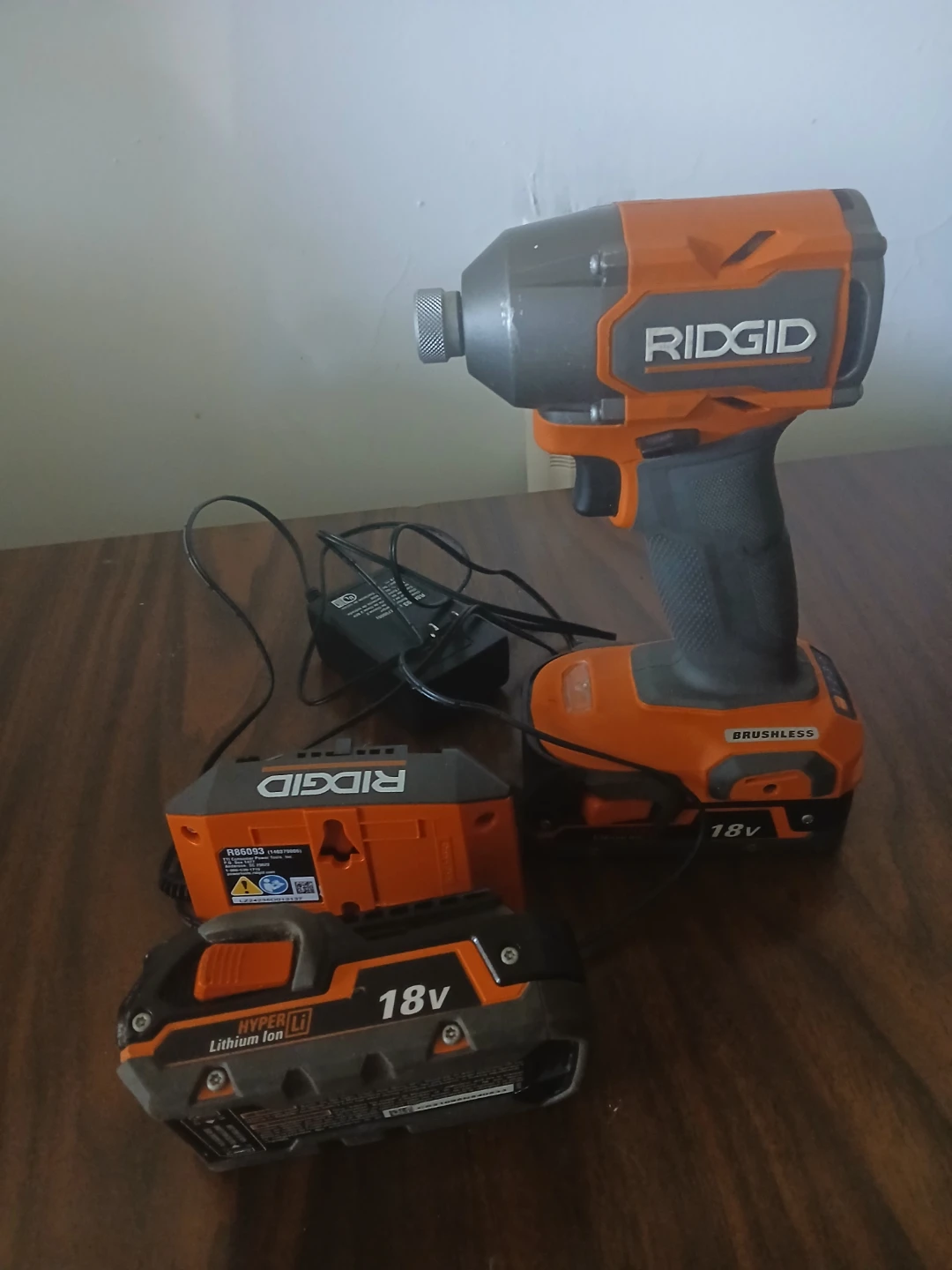 New drill set impact 2 baterys and charger