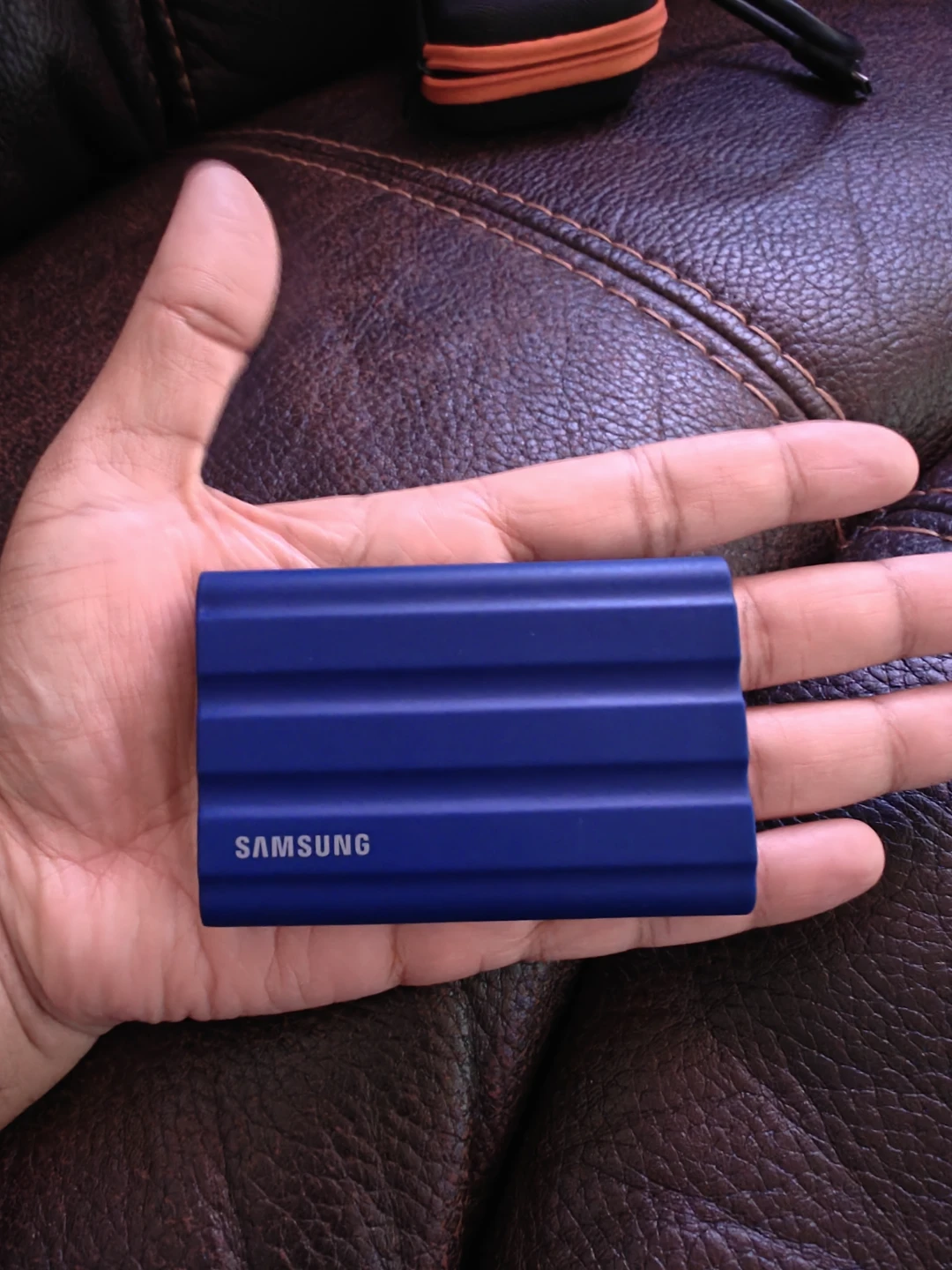 Likenew SamsungT7 Shield 2TB Portable SSD-with NEW CASE-Gaming - photo 3