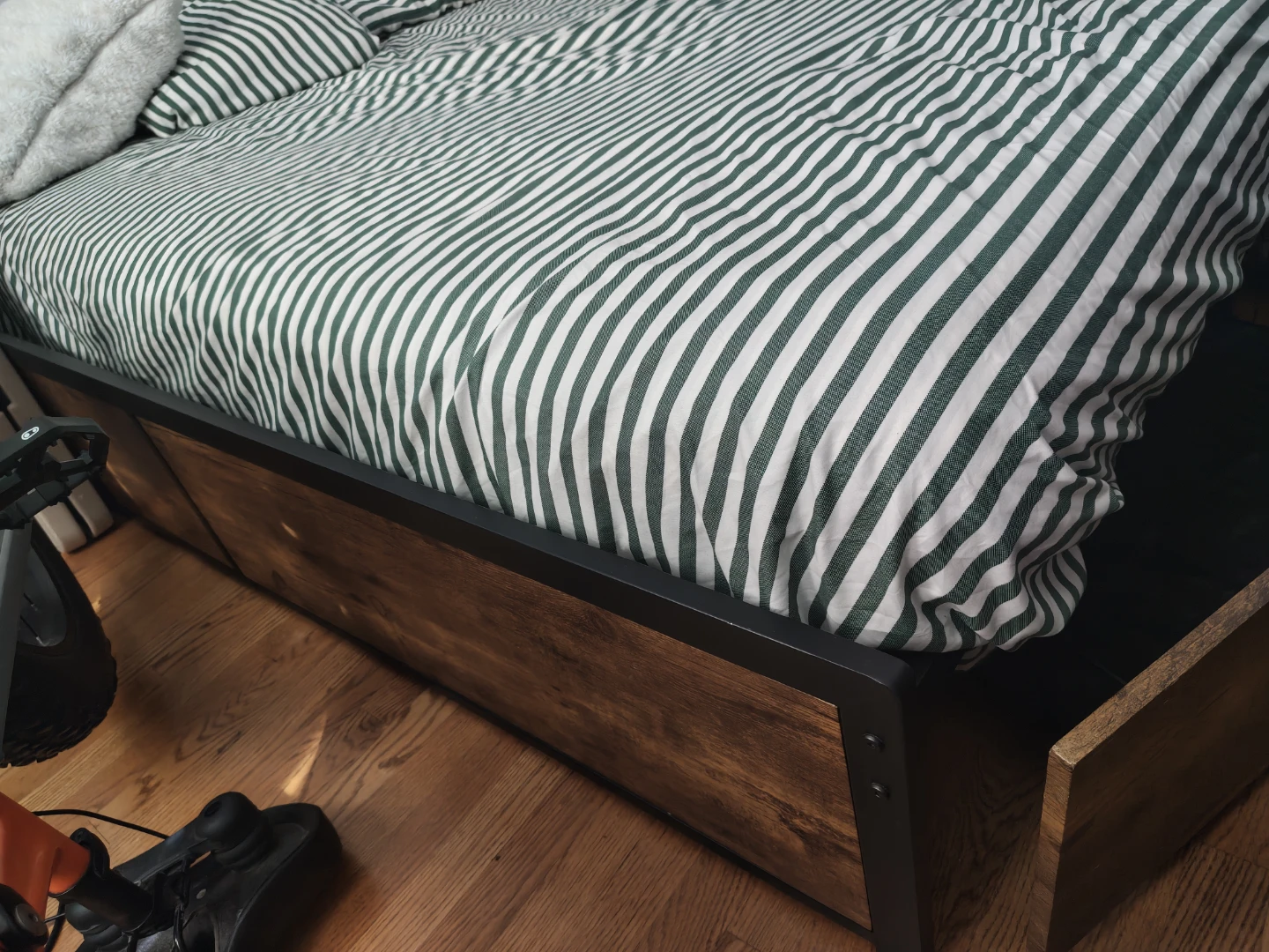 King size bed - photo 3