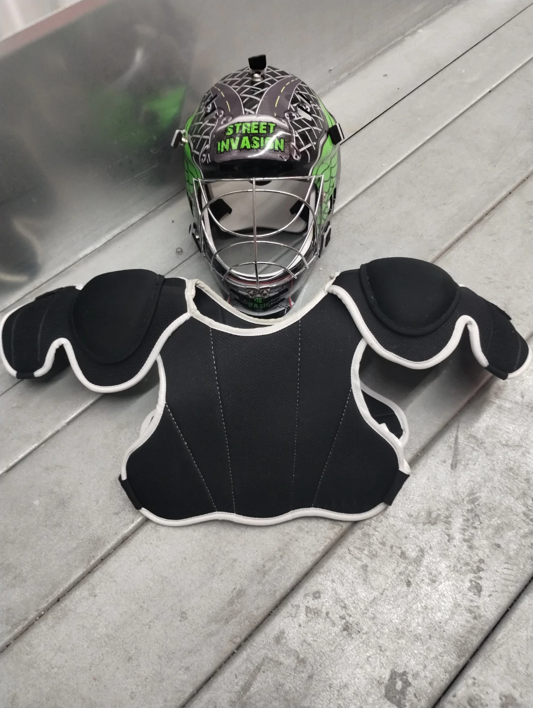 Street Invasion Hockey Goalie Mask and Chest Protector - photo 2
