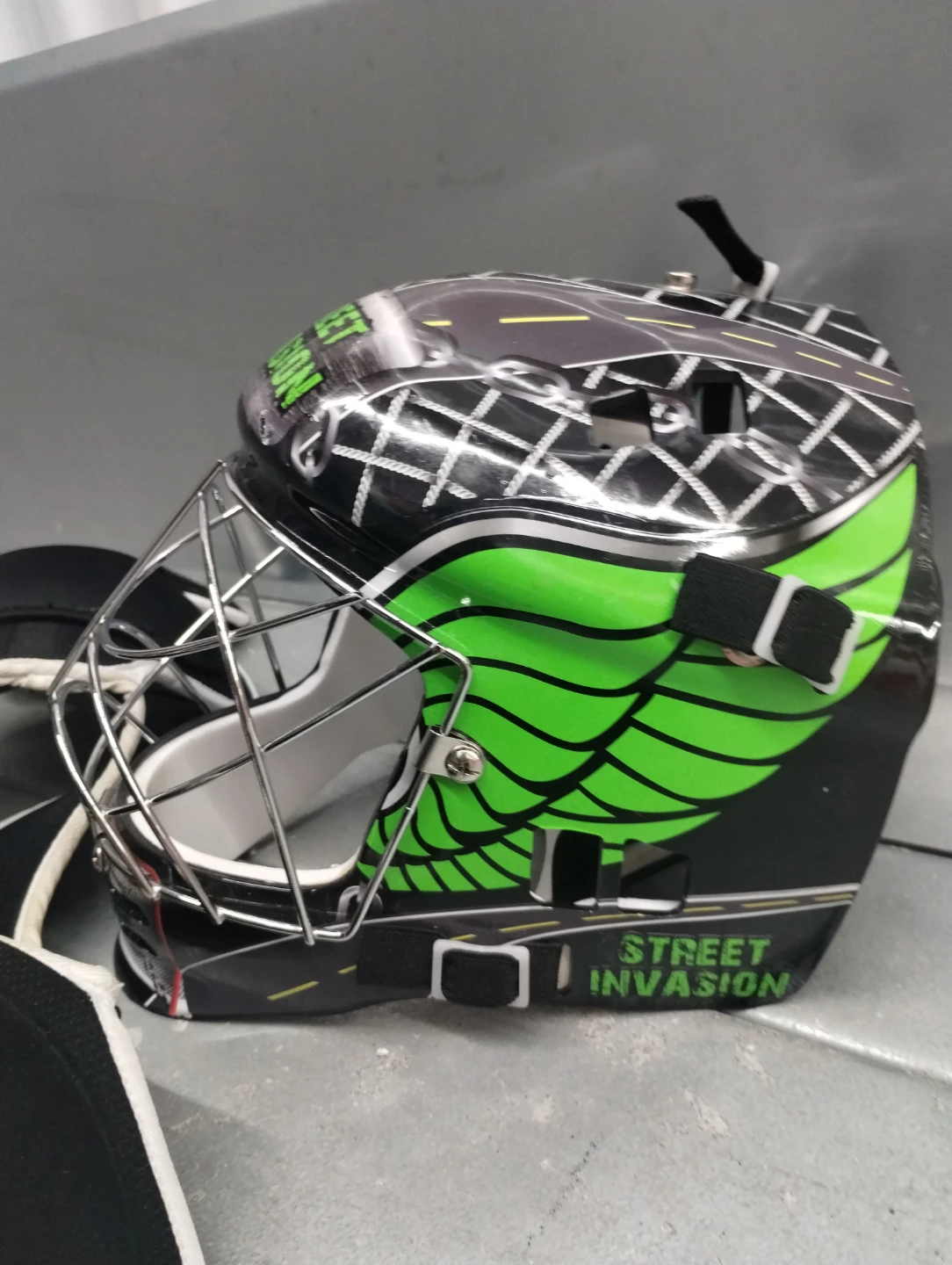 Street Invasion Hockey Goalie Mask and Chest Protector - photo 3