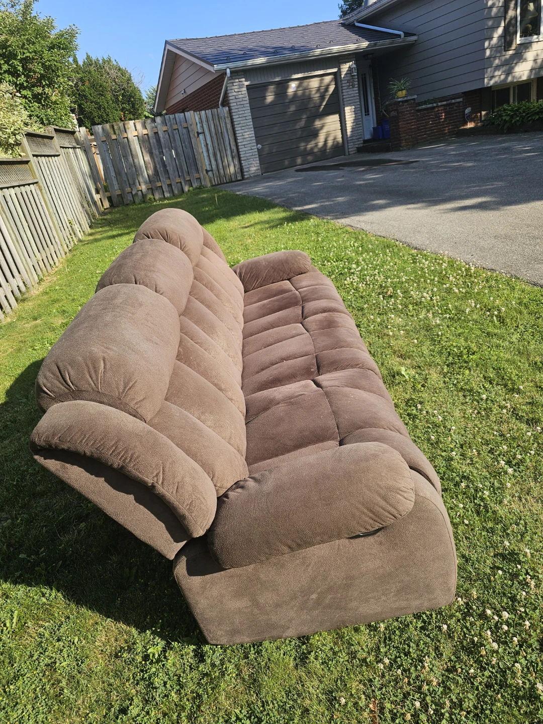 Free couch 76 fassett avenue Hamilton - photo 4