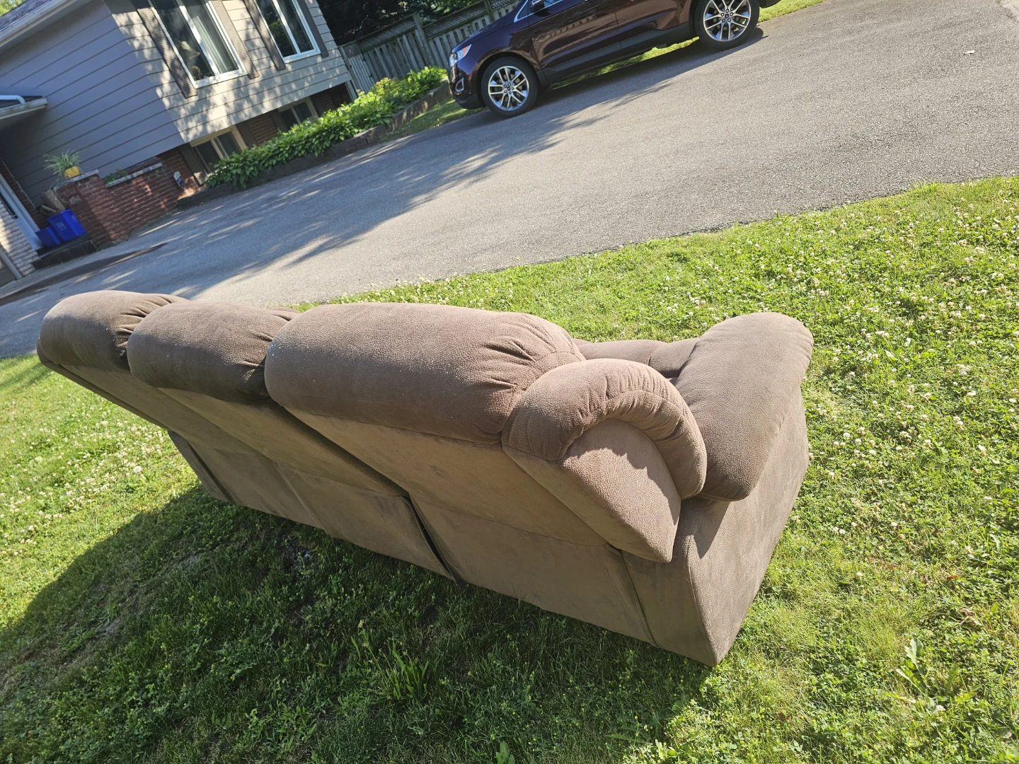 Free couch 76 fassett avenue Hamilton - photo 5