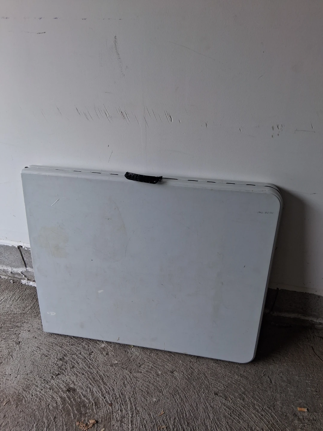 Foldable table