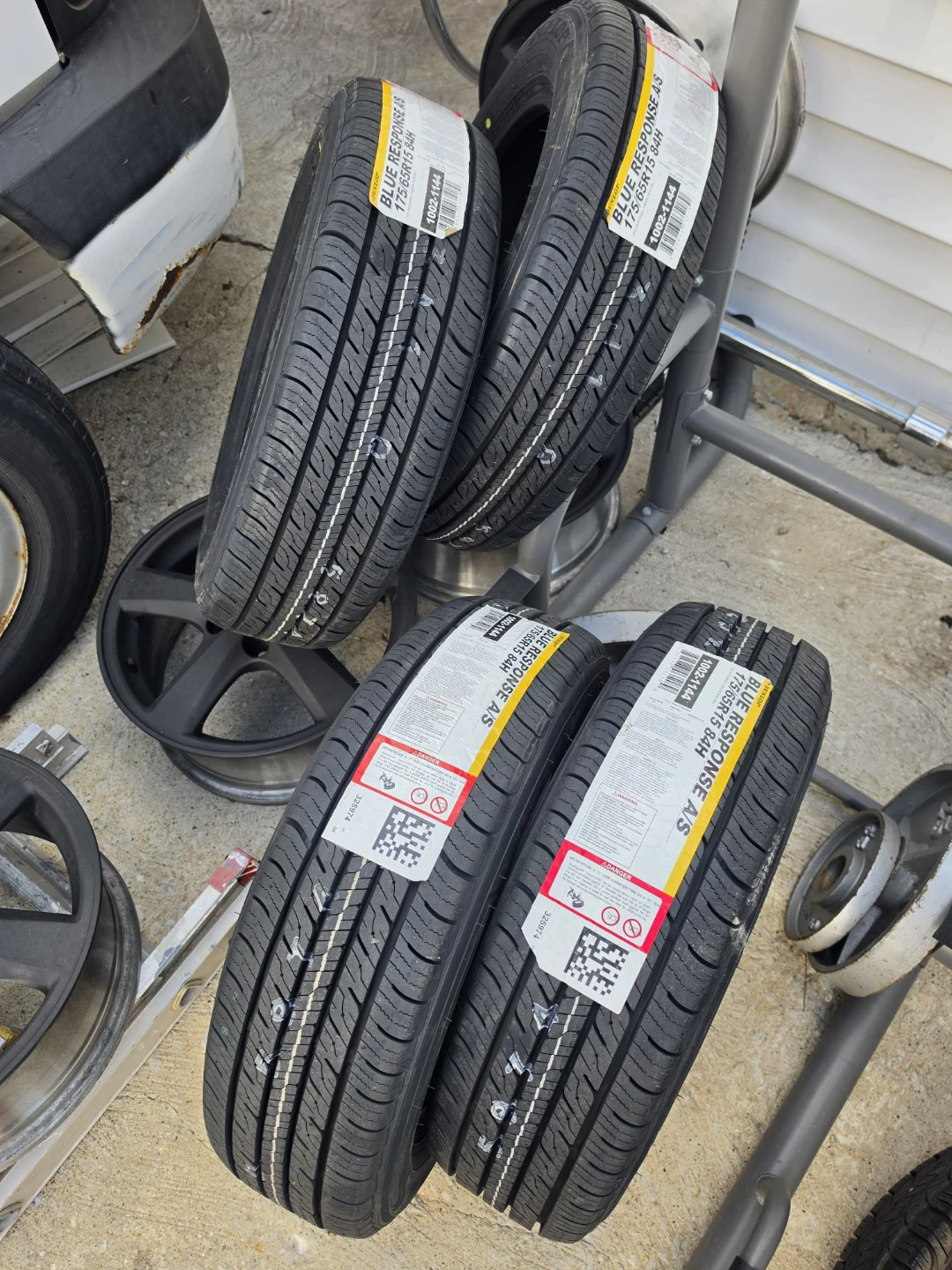 New Dunlop 175/65R15 tires x 4 - photo 2